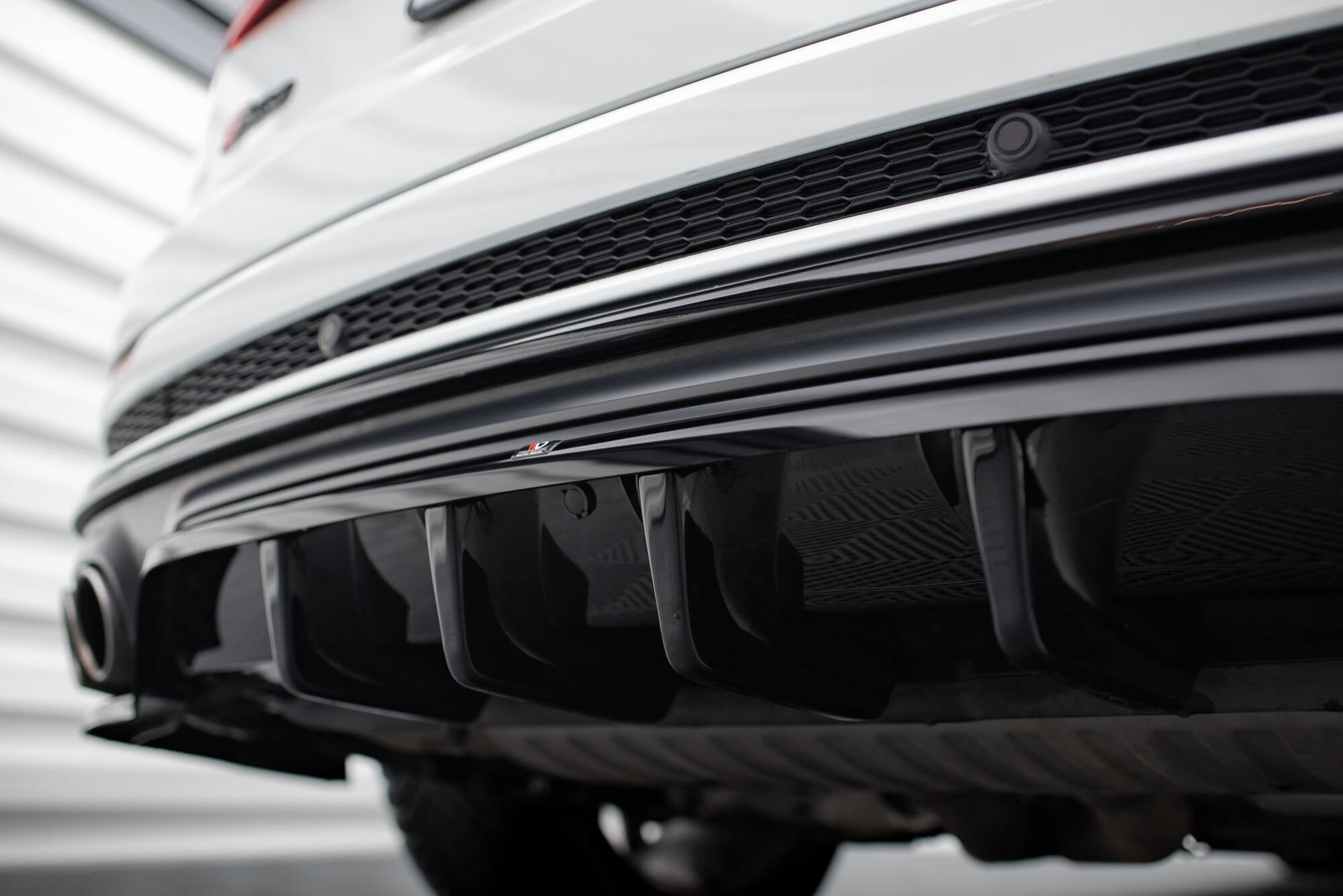 Maxton Design Street+ Mittlerer Diffusor RACE passend für Audi SQ8 Mk1 schwarz Hochglanz