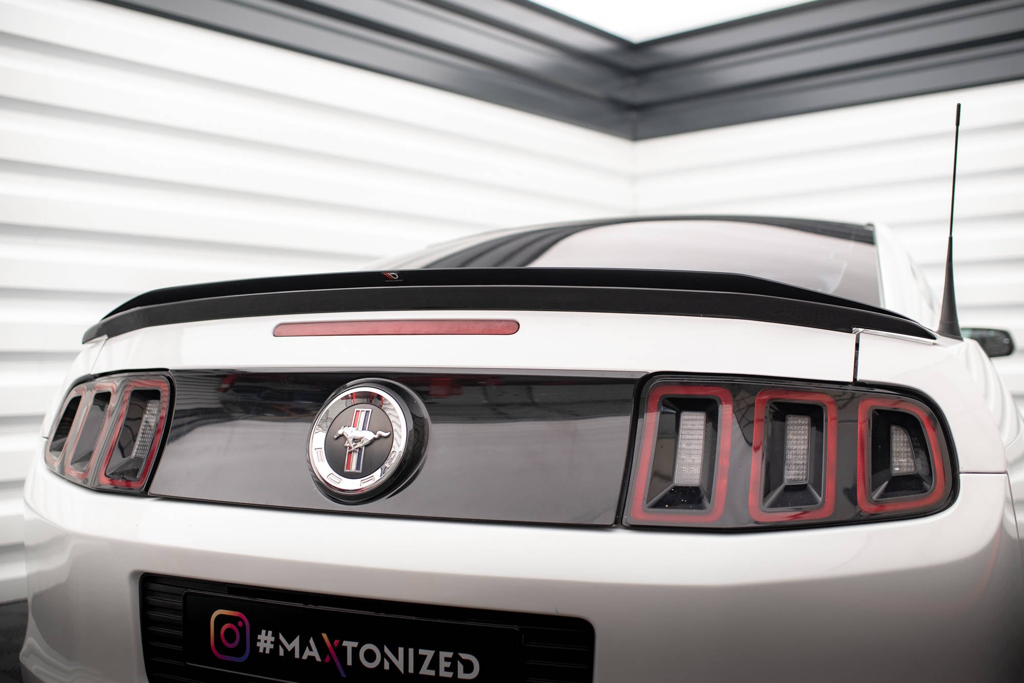 Maxton Design Spoiler CAP passend für Ford Mustang Mk5 Facelift schwarz Hochglanz