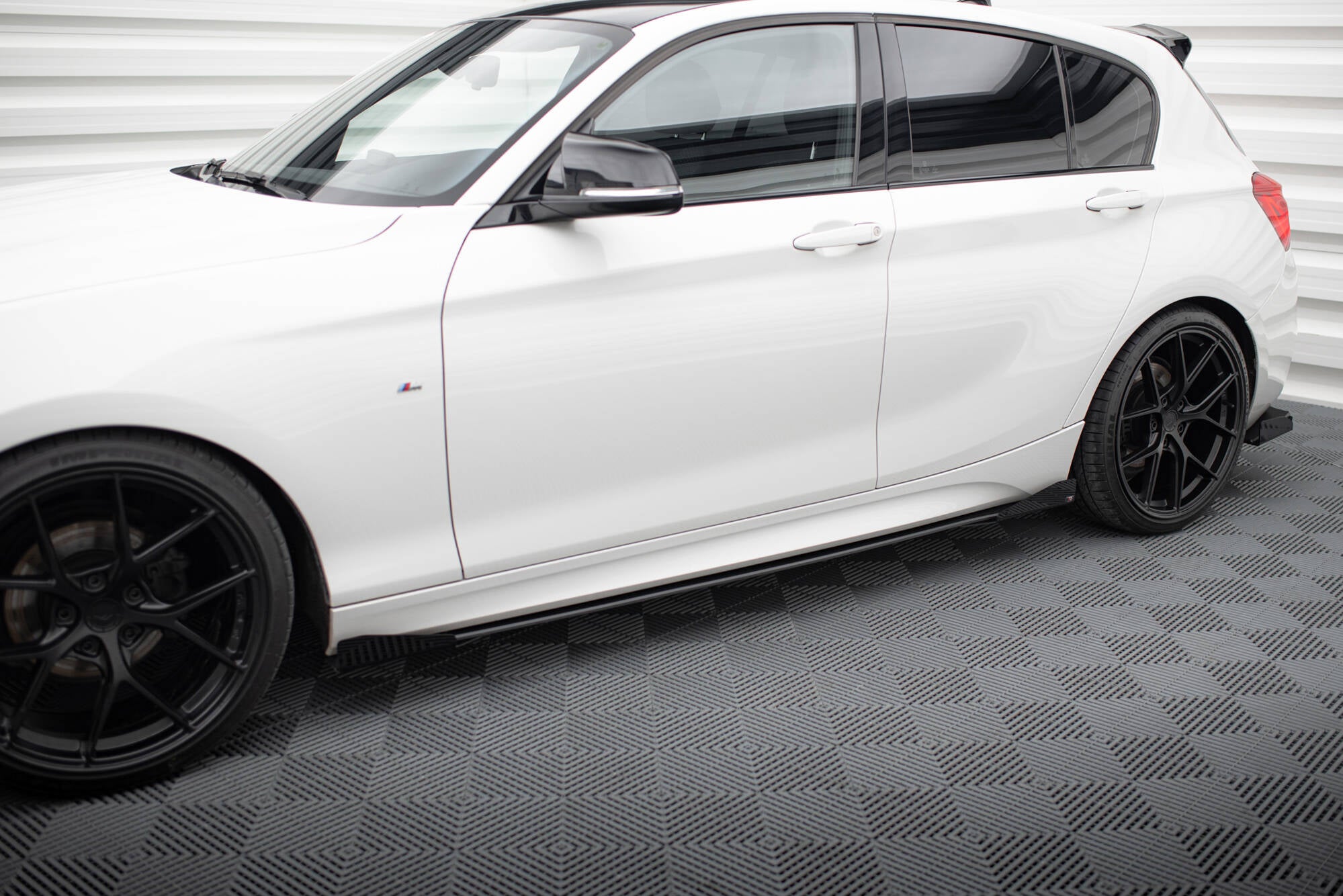 Maxton Design Seitenschweller Flaps passend für BMW 1er F20 M135i / M140i / M-Paket schwarz Hochglanz