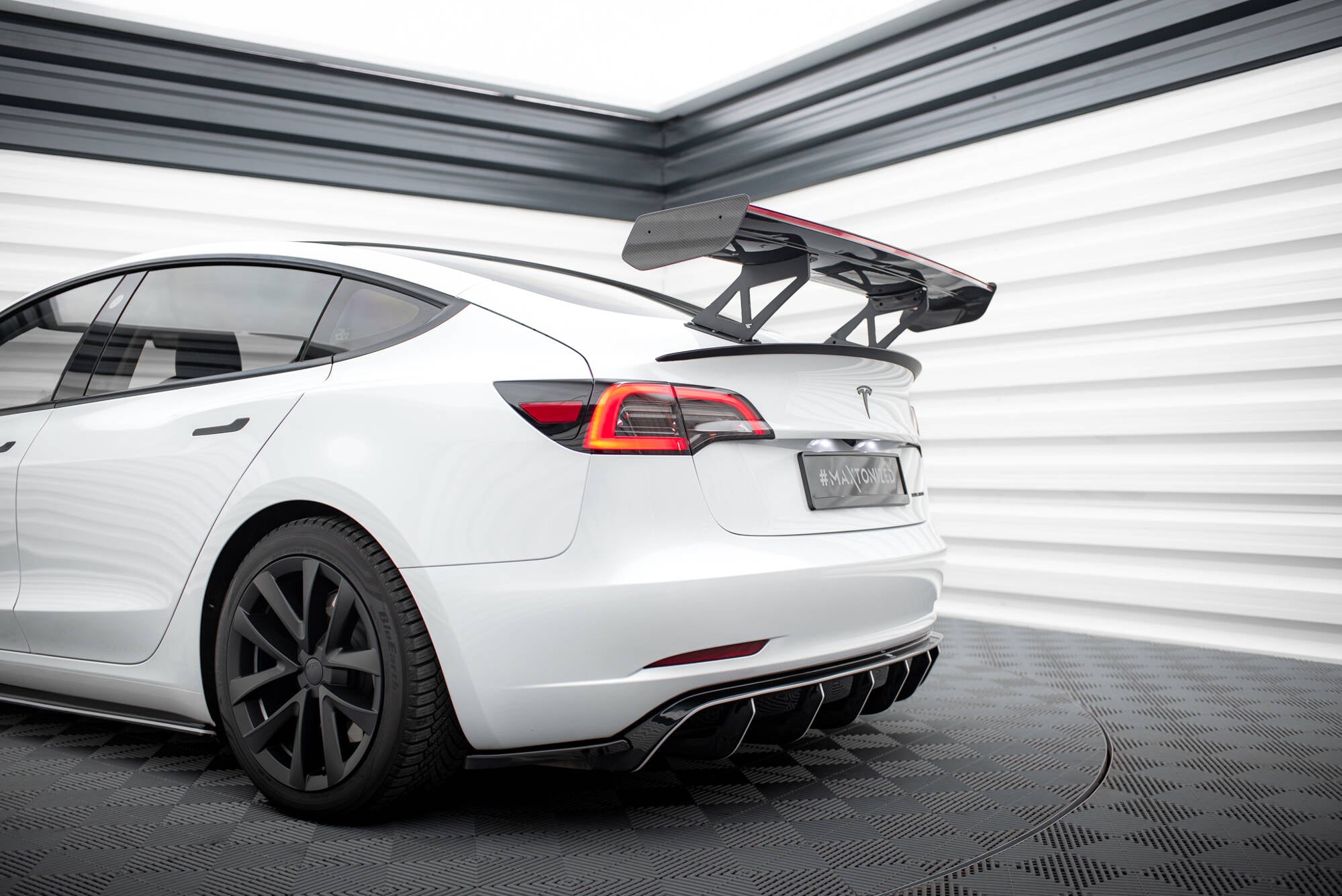 Maxton Design Carbon Spoiler + LED Tesla Model 3 für Tesla Model 3 Mk1