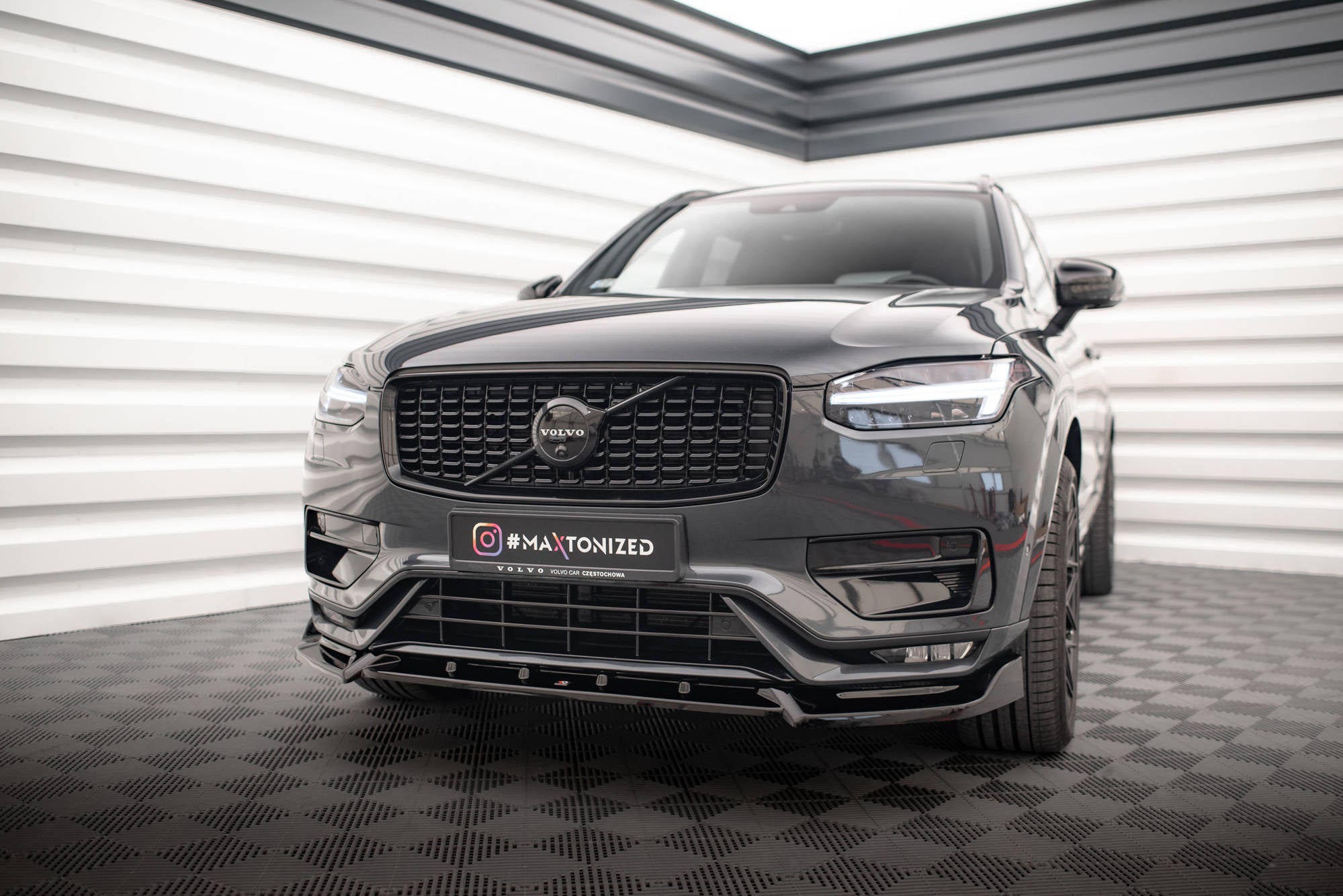 Maxton Design Street+ Spoilerlippe Front Ansatz V.2 passend für Volvo XC90 R-Design Mk2 Facelift schwarz Hochglanz