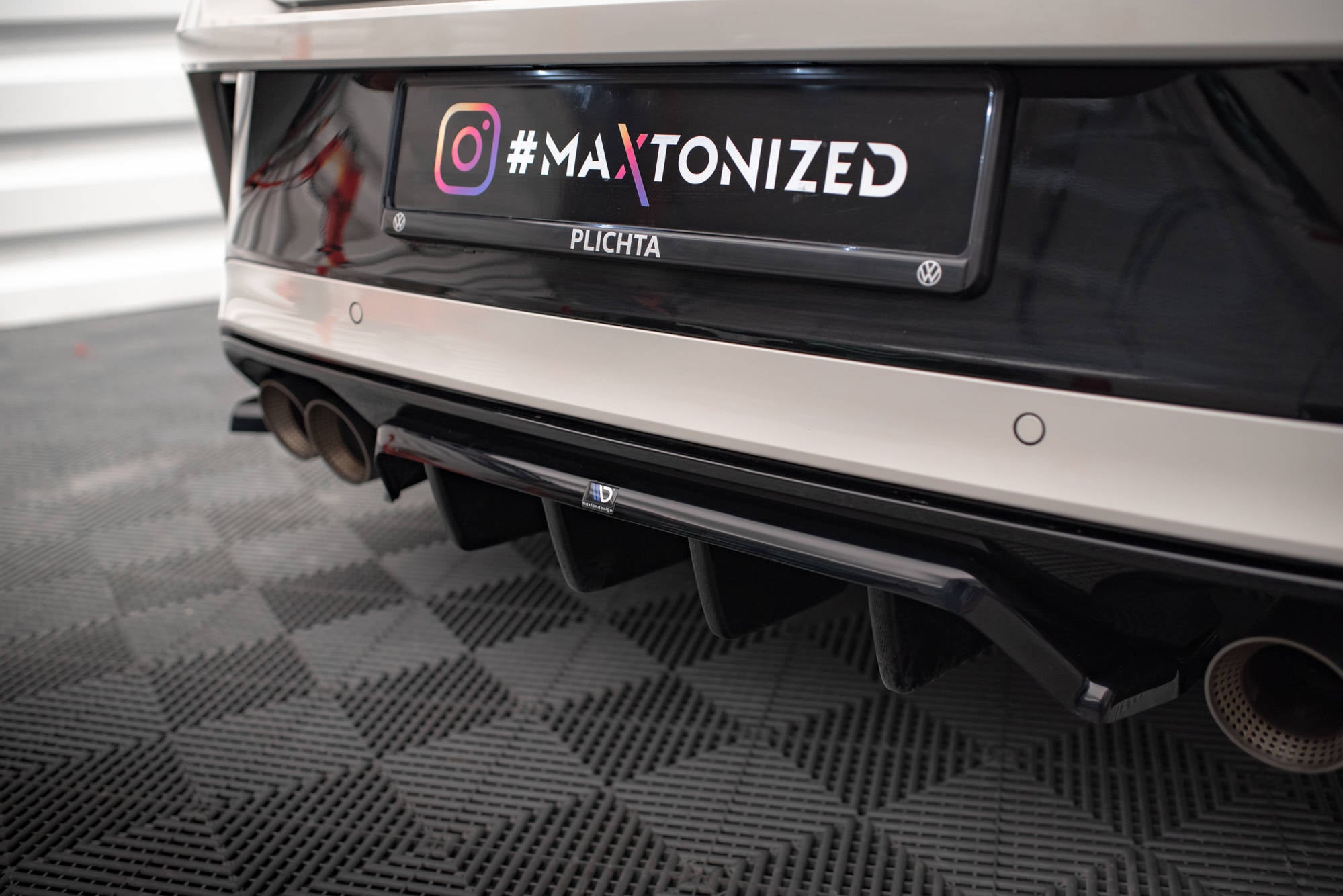 Maxton Design Street+ Mittlerer Diffusor RACE passend für VW T-Roc R / R-Line Mk1 Facelift schwarz Hochglanz