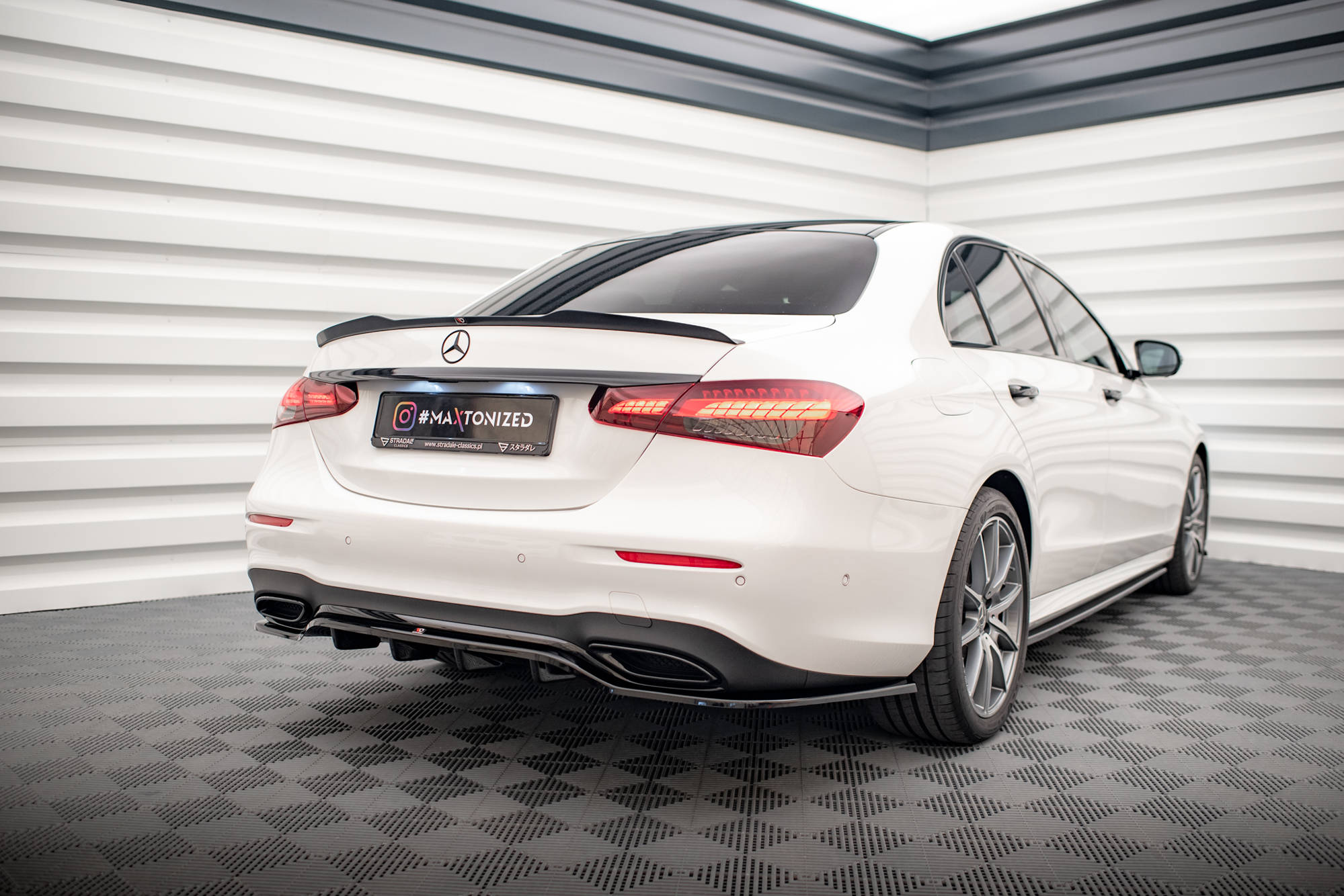 Maxton Design Street+ Mittlerer Diffusor RACE passend für Mercedes-Benz E AMG-Line Limousine W213 Facelift schwarz Hochglanz