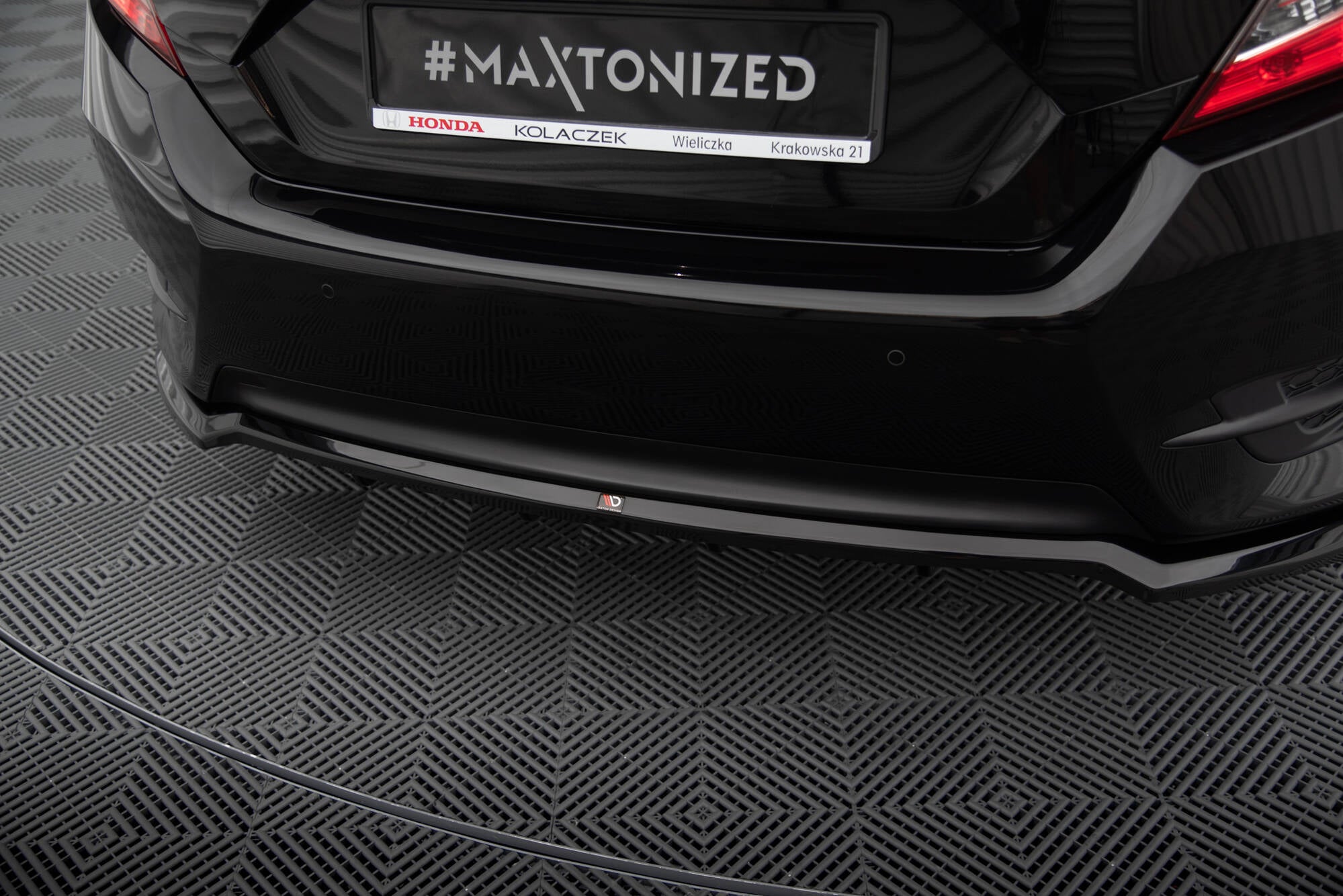 Maxton Design Street+ Mittlerer Diffusor RACE passend für Honda Civic Mk10 schwarz Hochglanz