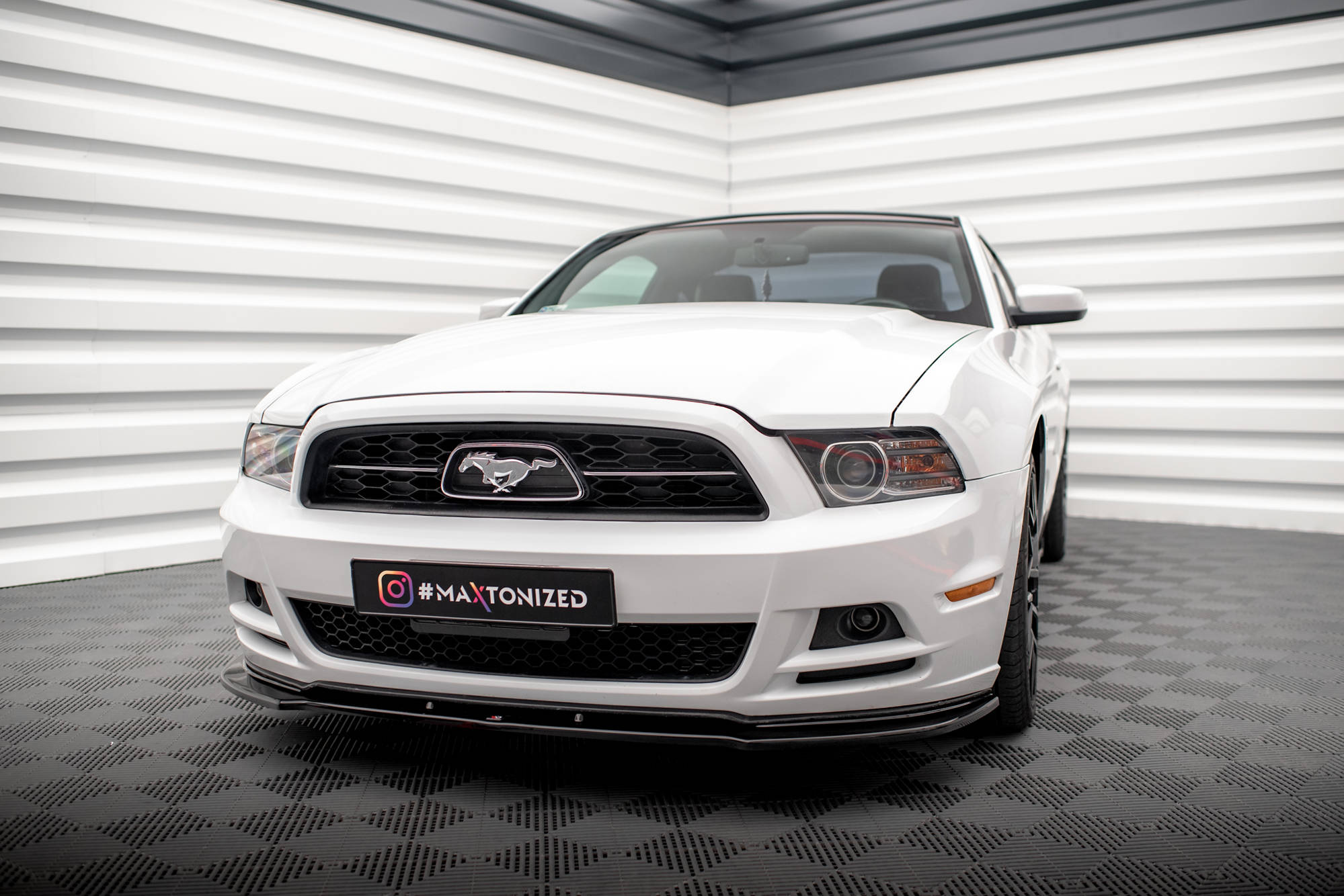 Maxton Design Street+ Spoilerlippe Front Ansatz passend für Ford Mustang Mk5 Facelift schwarz Hochglanz