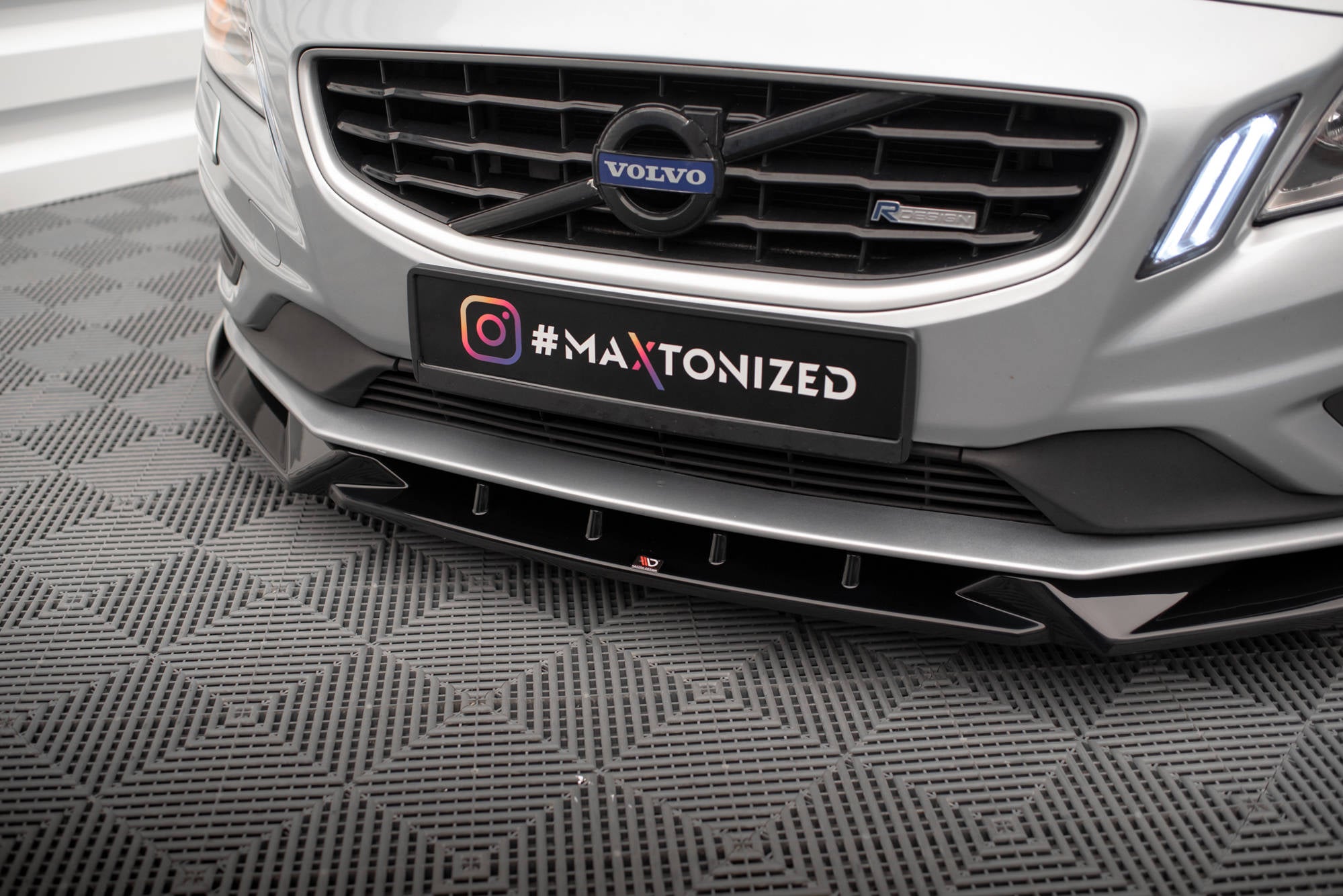 Maxton Design Street+ Spoilerlippe Front Ansatz V.1 passend für Volvo S60 R-Design Mk2 schwarz Hochglanz