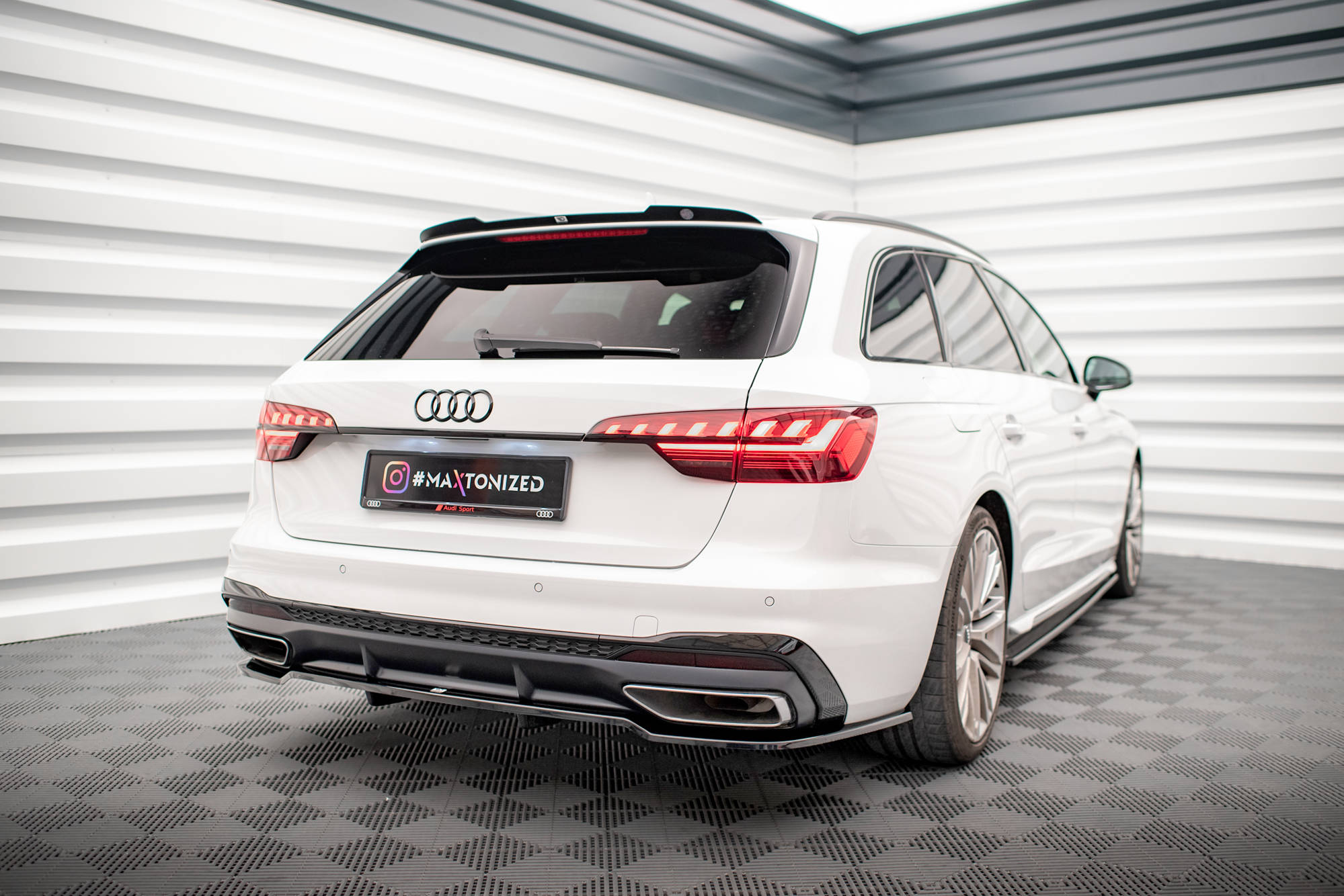 Maxton Design Street+ Mittlerer Diffusor RACE passend für V.1 Audi A4 S-Line B9 Facelift schwarz Hochglanz