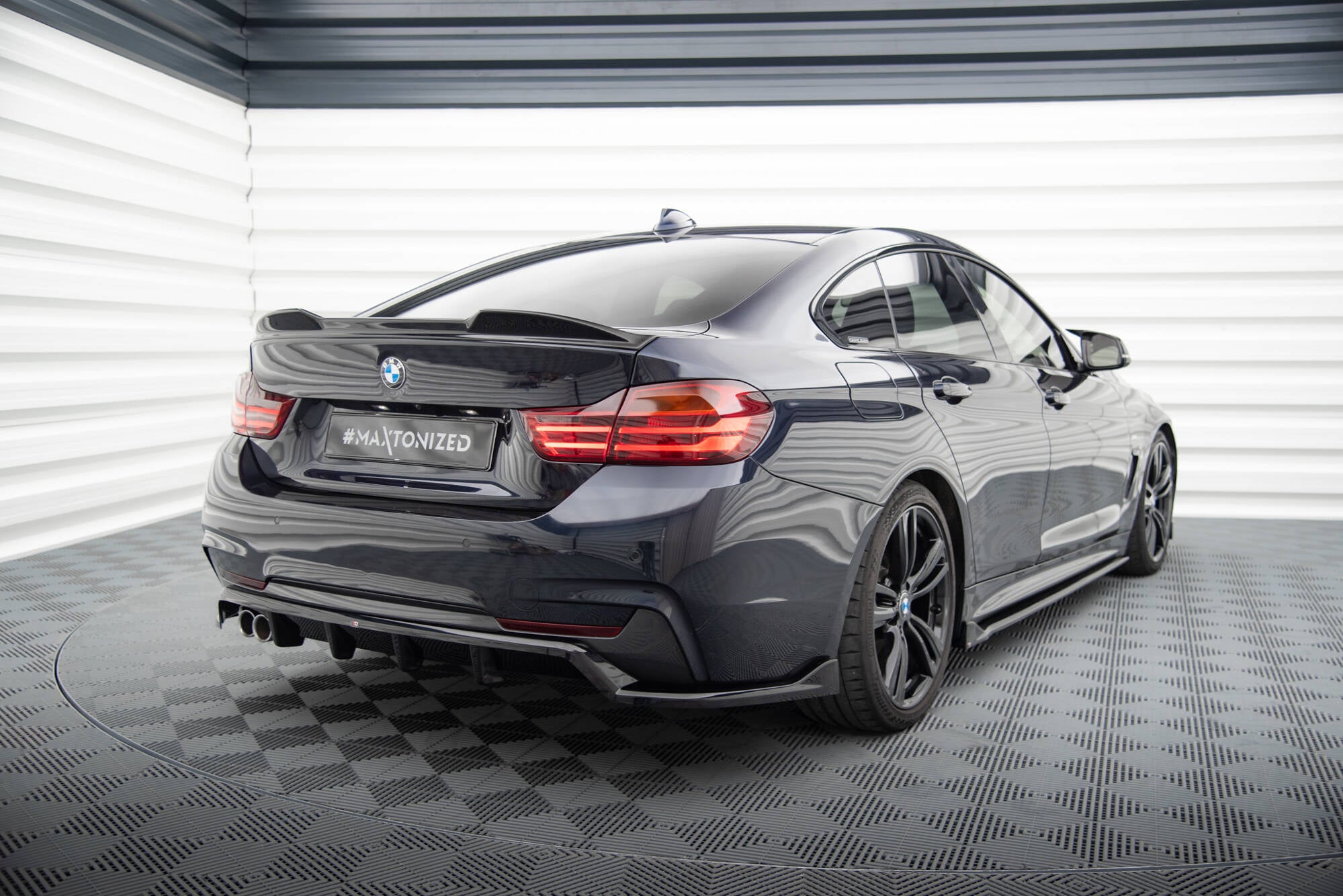 Maxton Design Street+ Mittlerer Diffusor RACE passend für BMW 4er Coupe / Gran Coupe / Cabrio M-Paket F32 / F36 / F33 schwarz Hochglanz