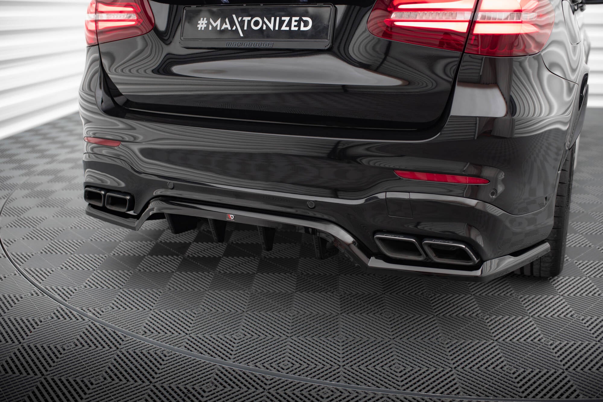 Maxton Design Street+ Mittlerer Diffusor RACE passend für V.1 Mercedes-AMG GLC 63 SUV X253 schwarz Hochglanz
