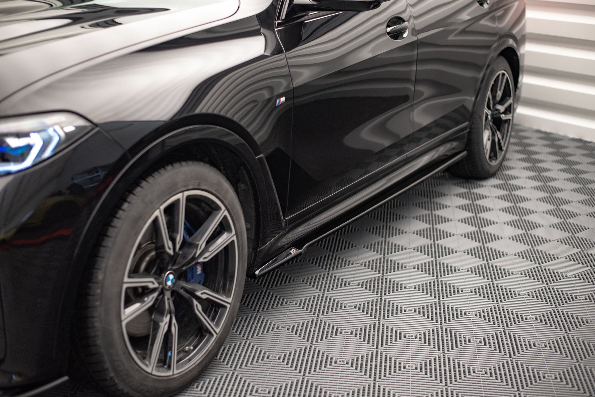 Maxton Design Street+ Seitenschweller Leisten passend für BMW X7 M-Paket G07 schwarz Hochglanz