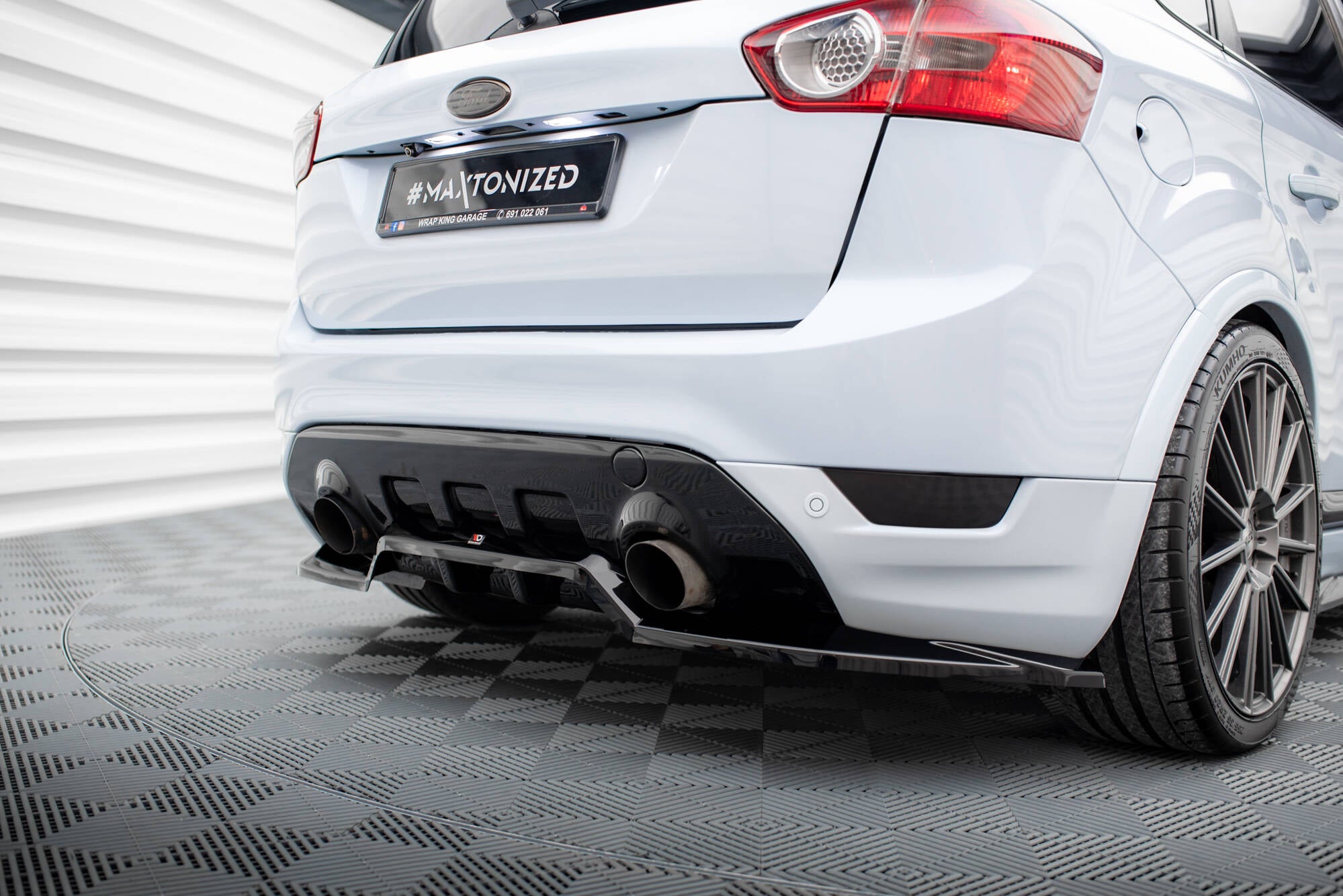 Maxton Design Street+ Mittlerer Diffusor RACE passend für Ford Kuga ST Mk1 schwarz Hochglanz