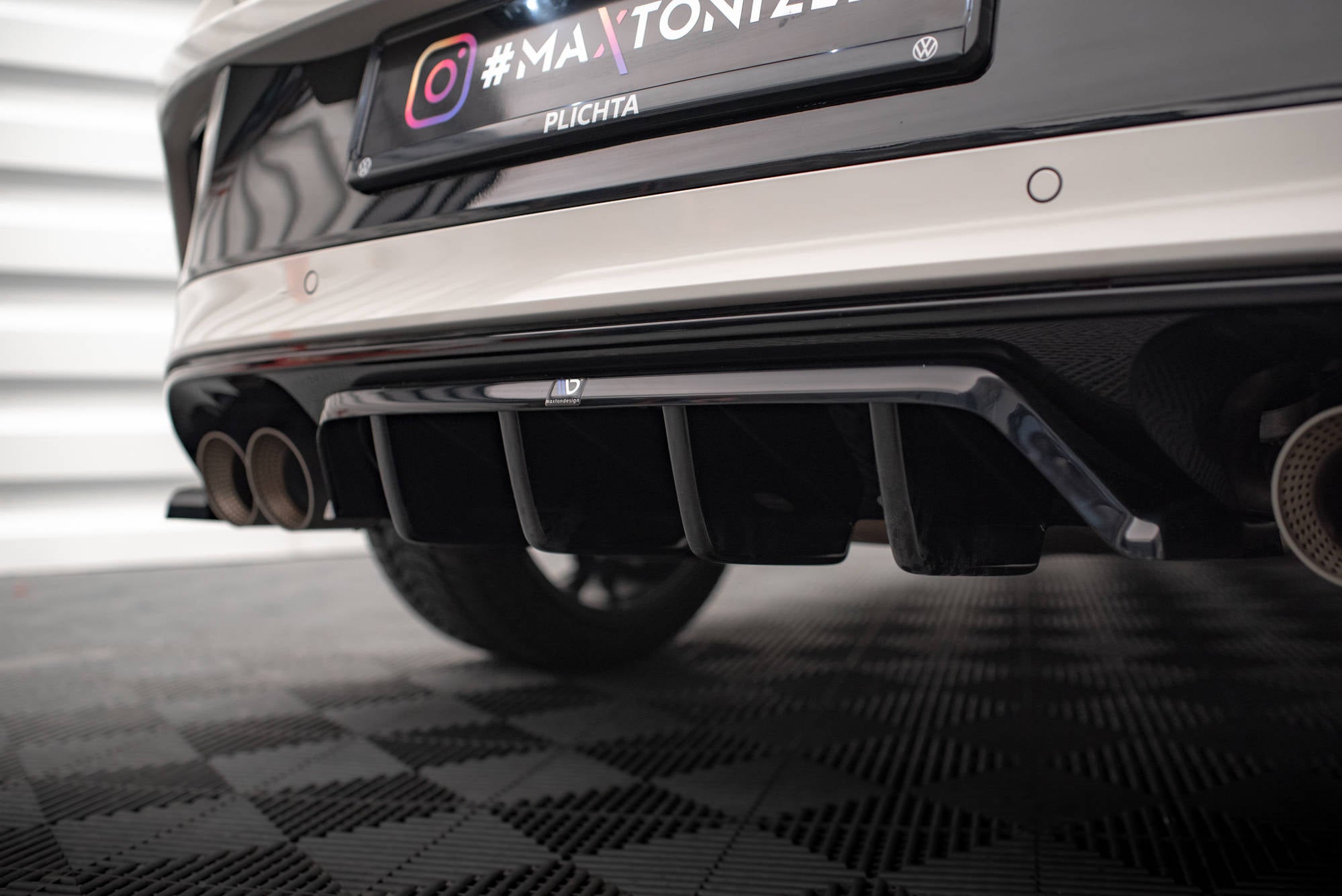 Maxton Design Street+ Mittlerer Diffusor RACE passend für VW T-Roc R / R-Line Mk1 Facelift schwarz Hochglanz