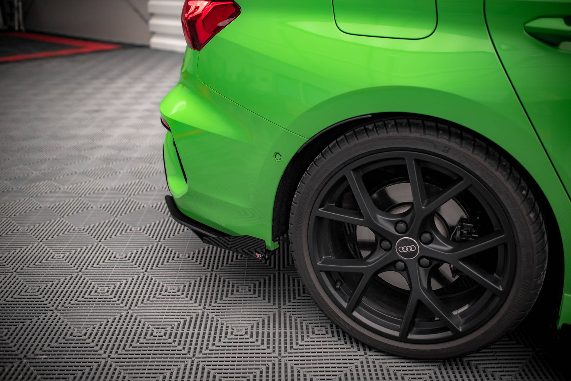 Maxton Design Hintere Seiten Flaps passend für Audi RS3 Limousine 8Y schwarz Hochglanz
