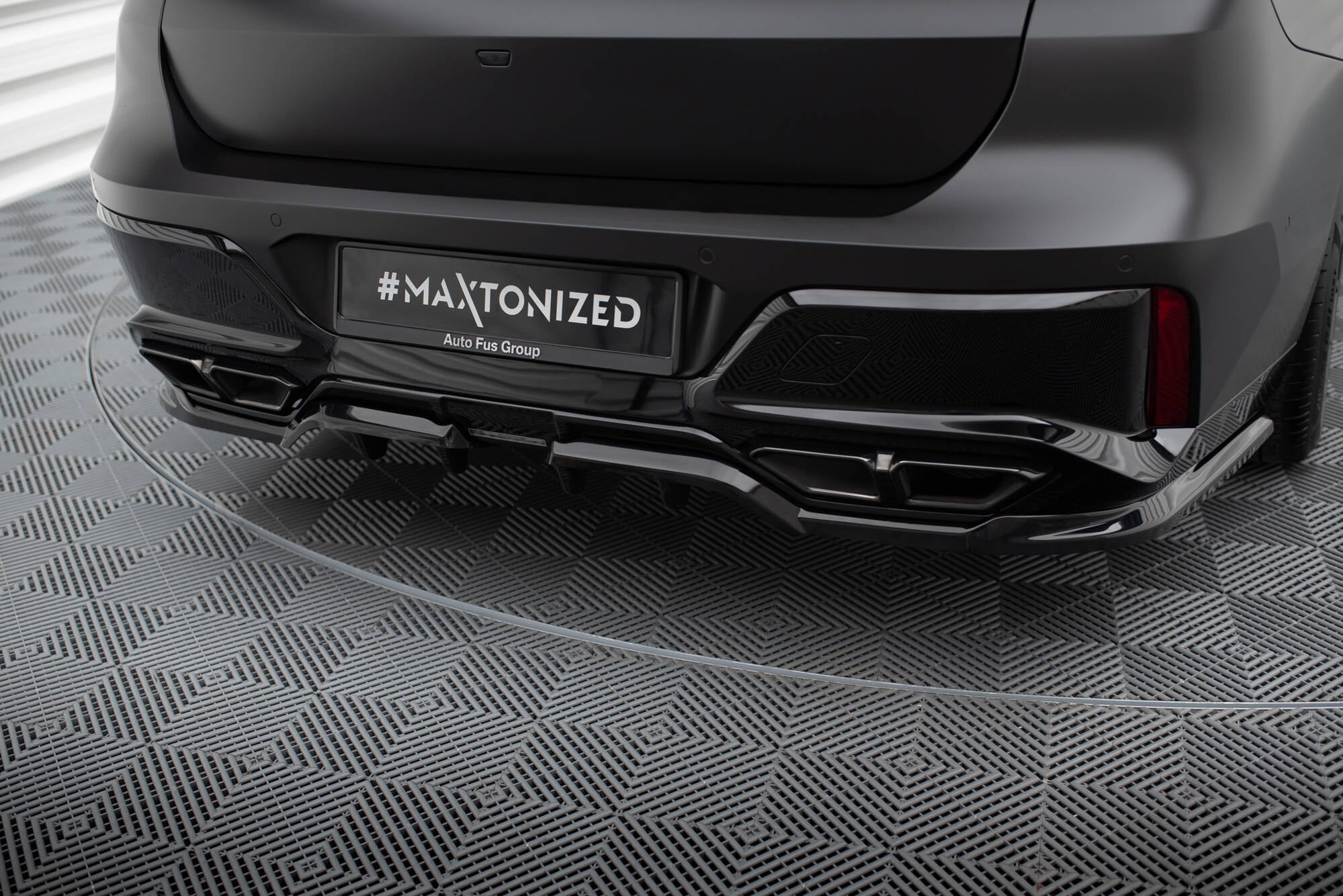 Maxton Design Street+ Mittlerer Diffusor RACE passend für BMW M760e G70 schwarz Hochglanz