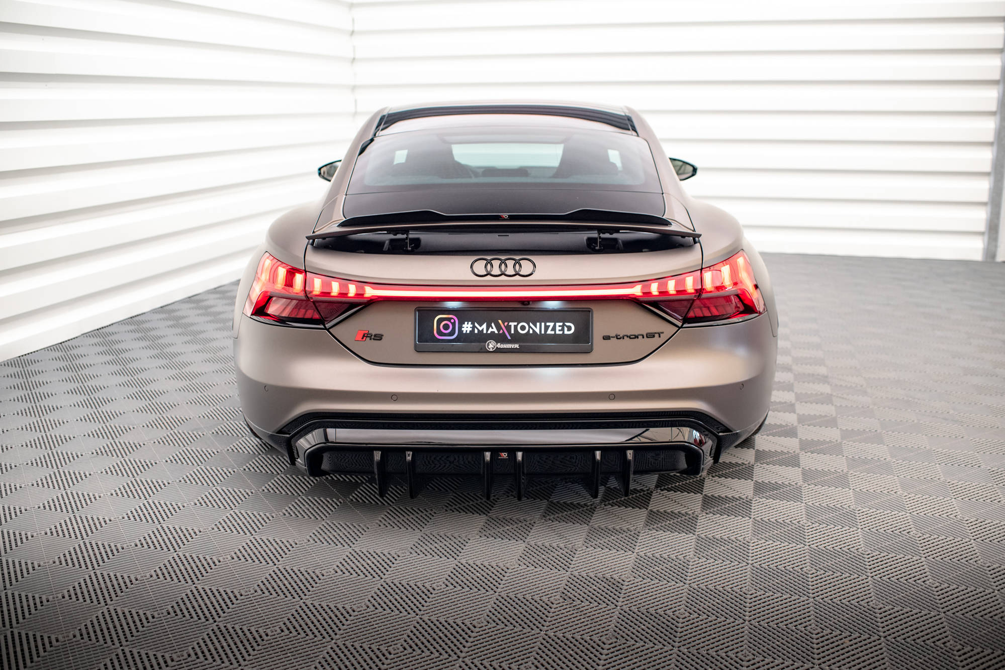 Maxton Design Diffusor Heck Ansatz passend für Audi e-Tron GT / RS GT Mk1 schwarz Hochglanz