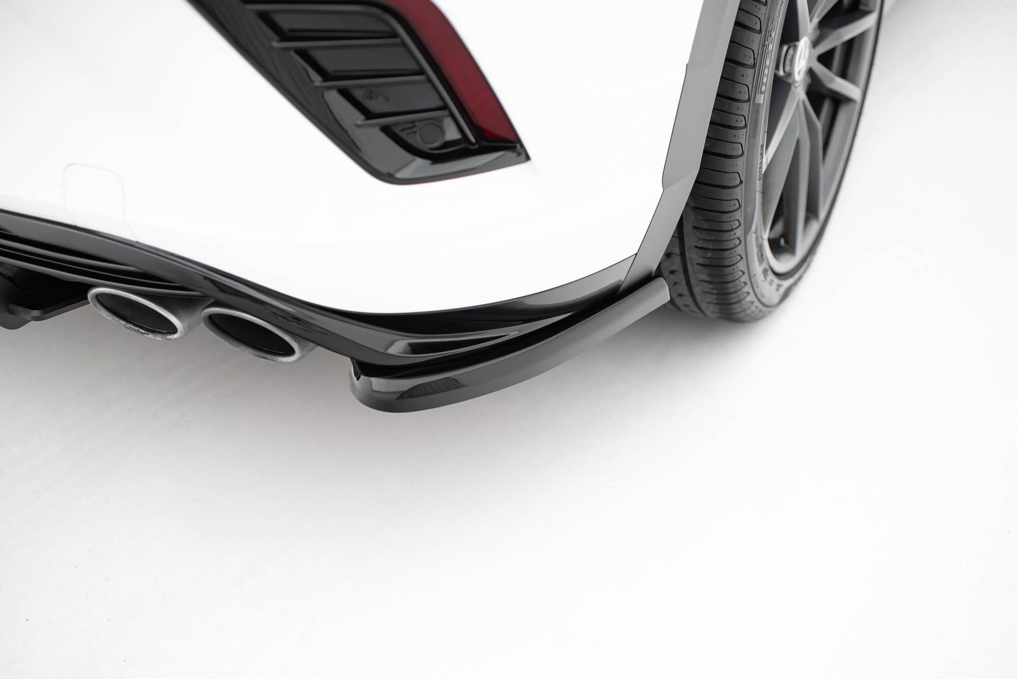 Maxton Design Heck Ansatz Flaps Diffusor passend für VW T-Roc R Mk1 schwarz Hochglanz