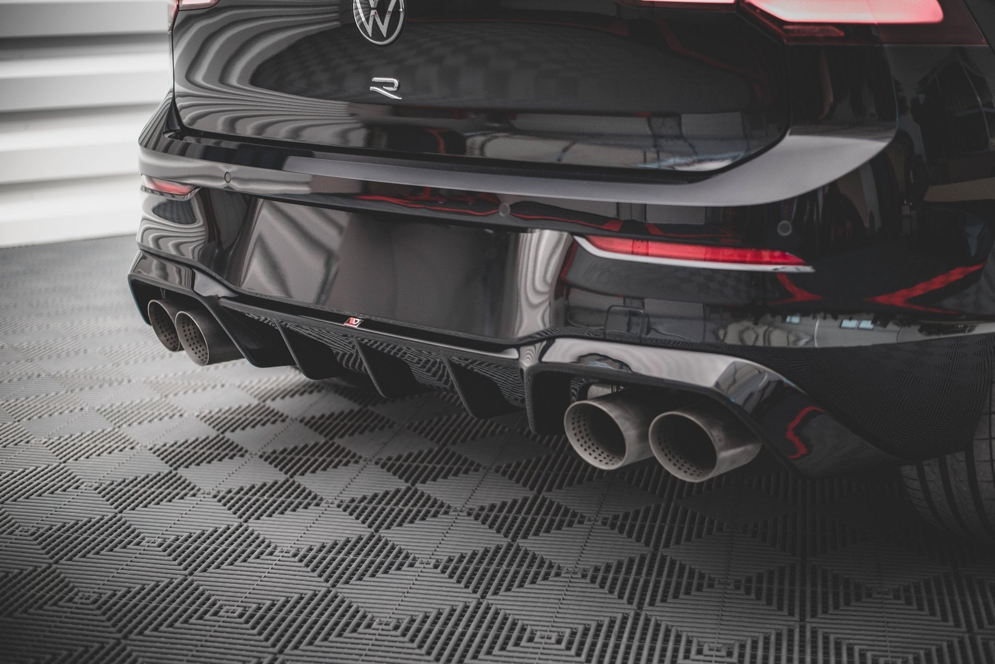 Maxton Design Diffusor Heck Ansatz V.1 passend für VW Golf R Hatchback Mk8 Facelift schwarz Hochglanz