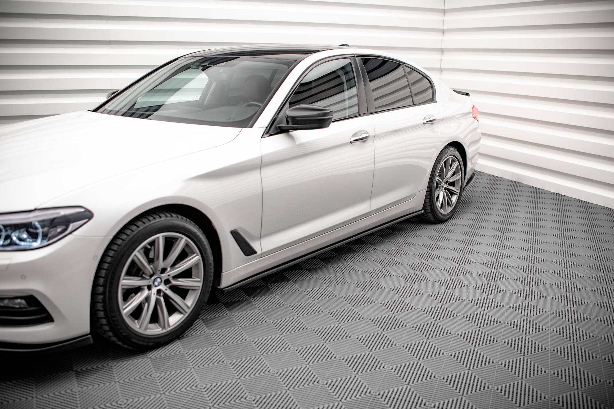 Maxton Design Street+ Seitenschweller Leisten passend für BMW 5er G30 / G31 schwarz Hochglanz
