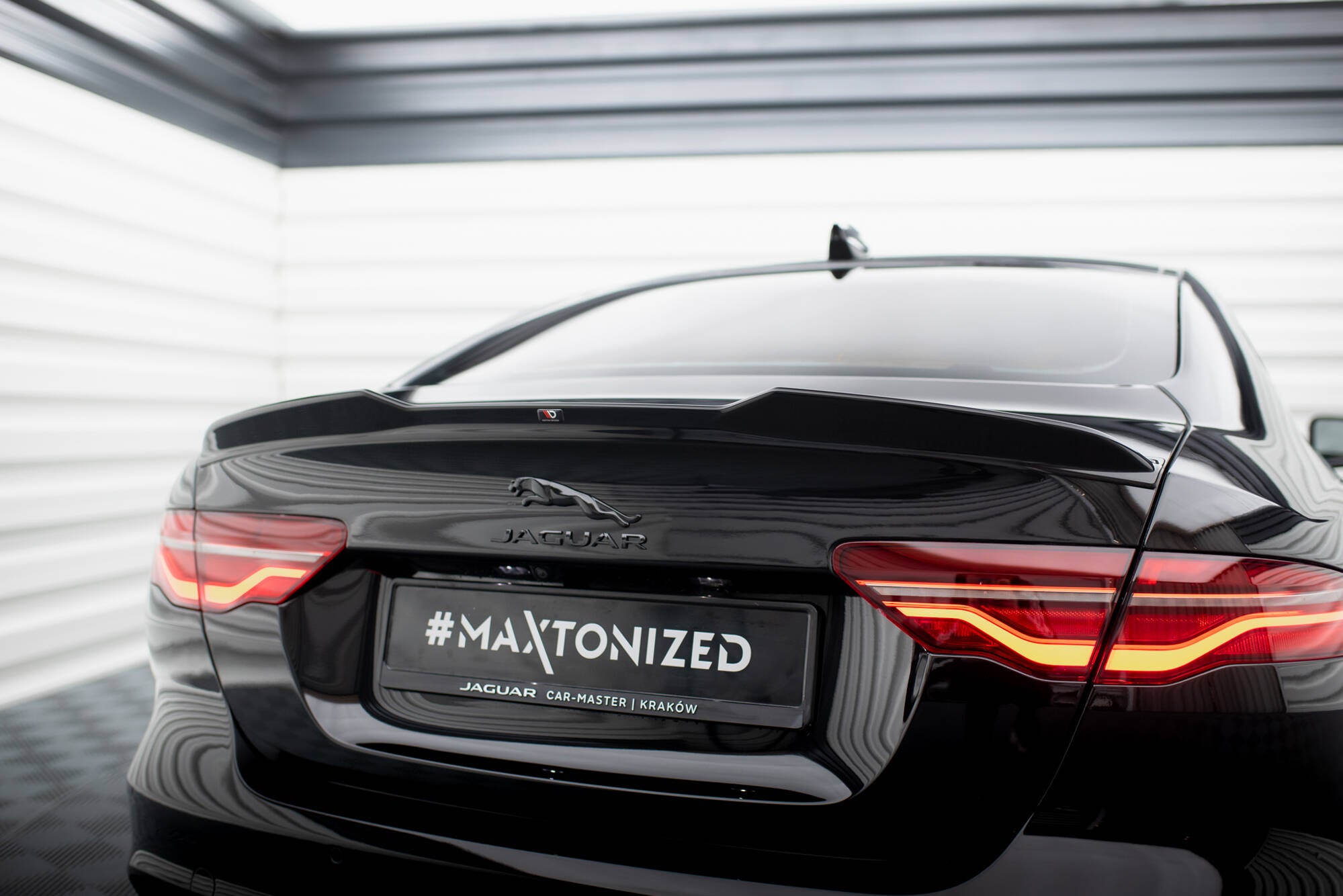 Maxton Design Spoiler CAP 3D passend für Jaguar XE X760 Facelift schwarz Hochglanz
