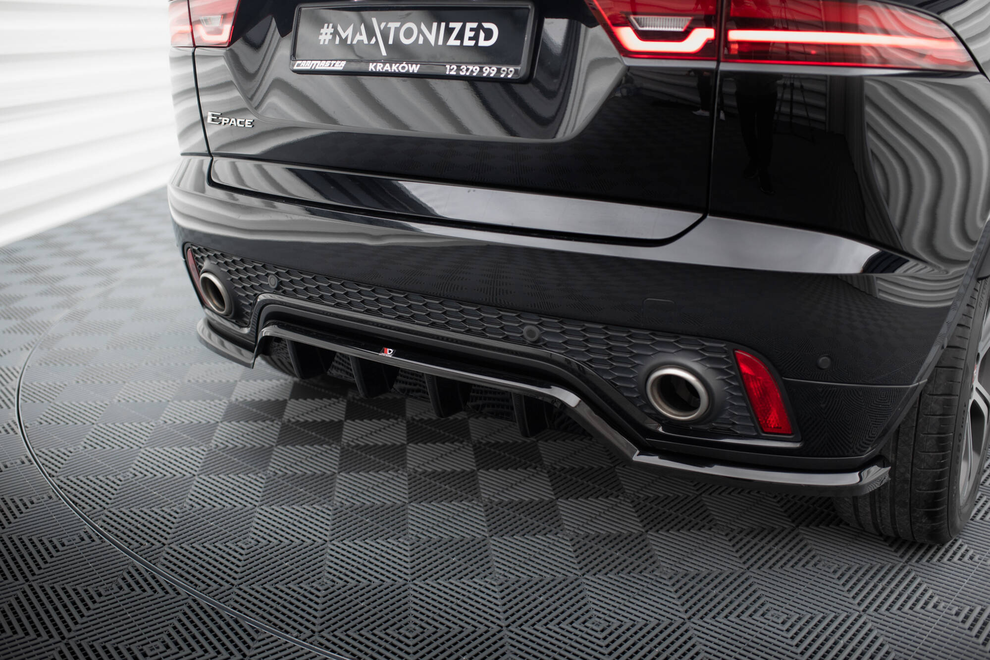 Maxton Design Street+ Mittlerer Diffusor RACE passend für Jaguar E-Pace R-Dynamic Mk1 schwarz Hochglanz