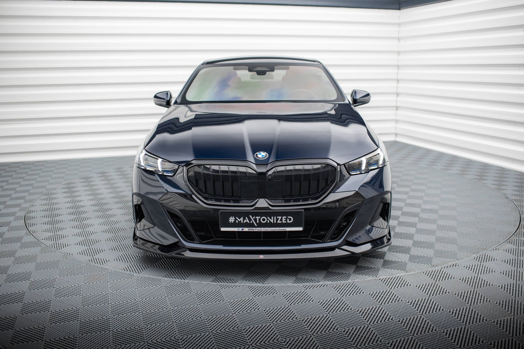 Maxton Design Street+ Spoilerlippe Front Ansatz V.2 passend für BMW 5er / i5 M-Paket Limousine / Touring G60 / G61 schwarz Hochglanz