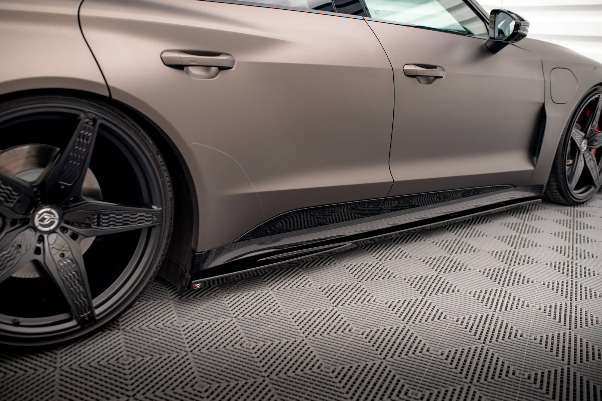 Maxton Design Street+ Seitenschweller Leisten passend für V.1 passend für Audi e-Tron GT / RS GT Mk1 schwarz Hochglanz
