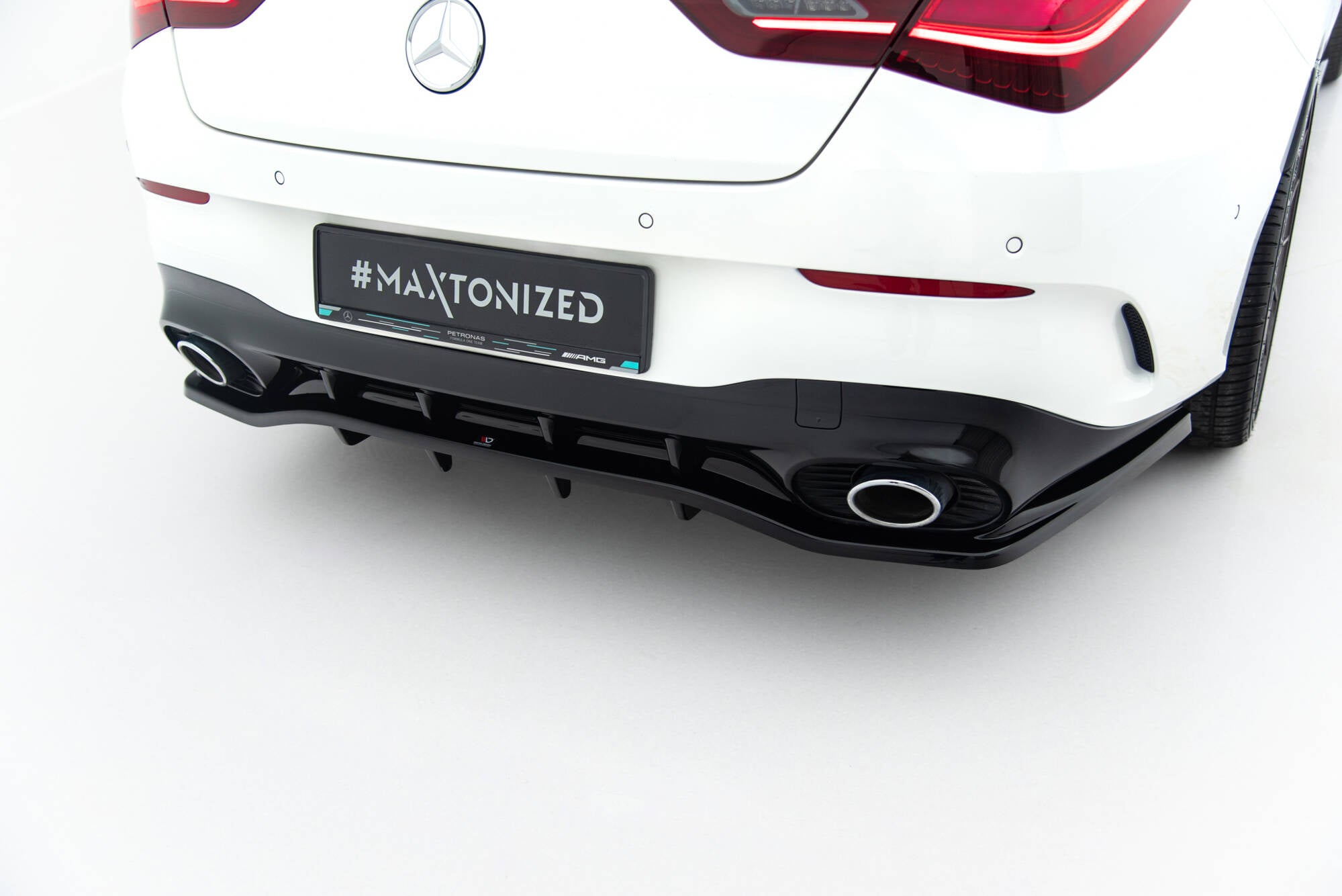 Maxton Design Street+ Mittlerer Diffusor RACE passend für Mercedes-AMG CLA 35 / 45 Coupe / Shooting Brake C118 Facelift / X118 Facelift schwarz Hochglanz