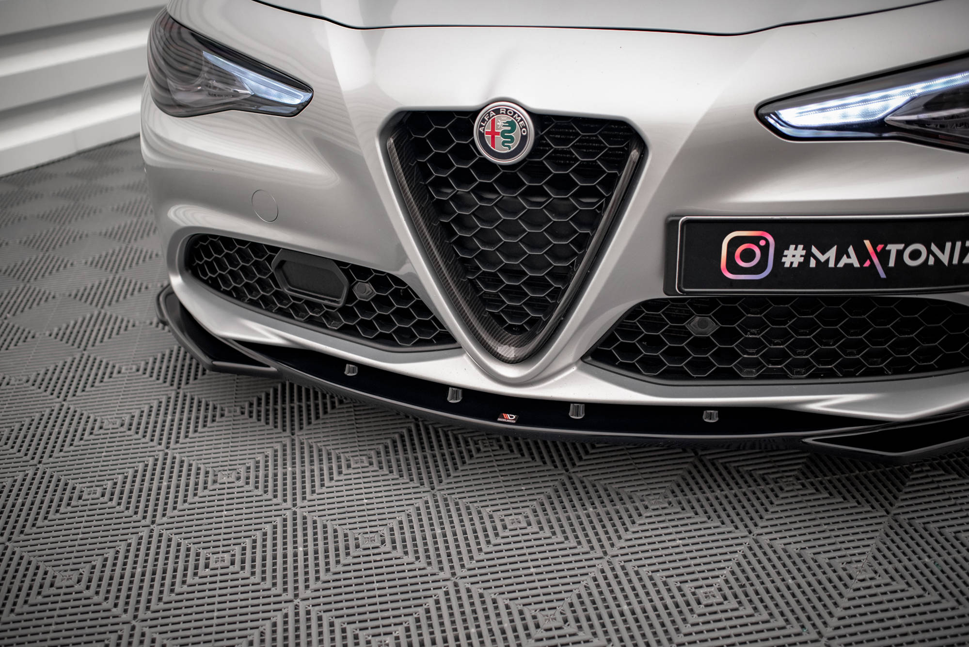 Maxton Design Street+ Spoilerlippe Front Ansatz V.2 passend für Alfa Romeo Giulia Sport schwarz Hochglanz