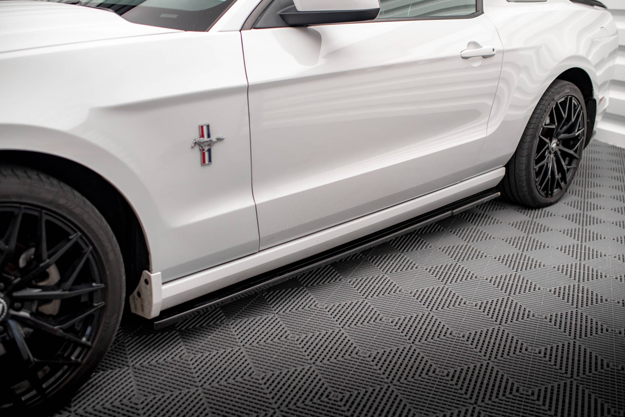 Maxton Design Street+ Seitenschweller Leisten passend für Ford Mustang Mk5 Facelift schwarz Hochglanz