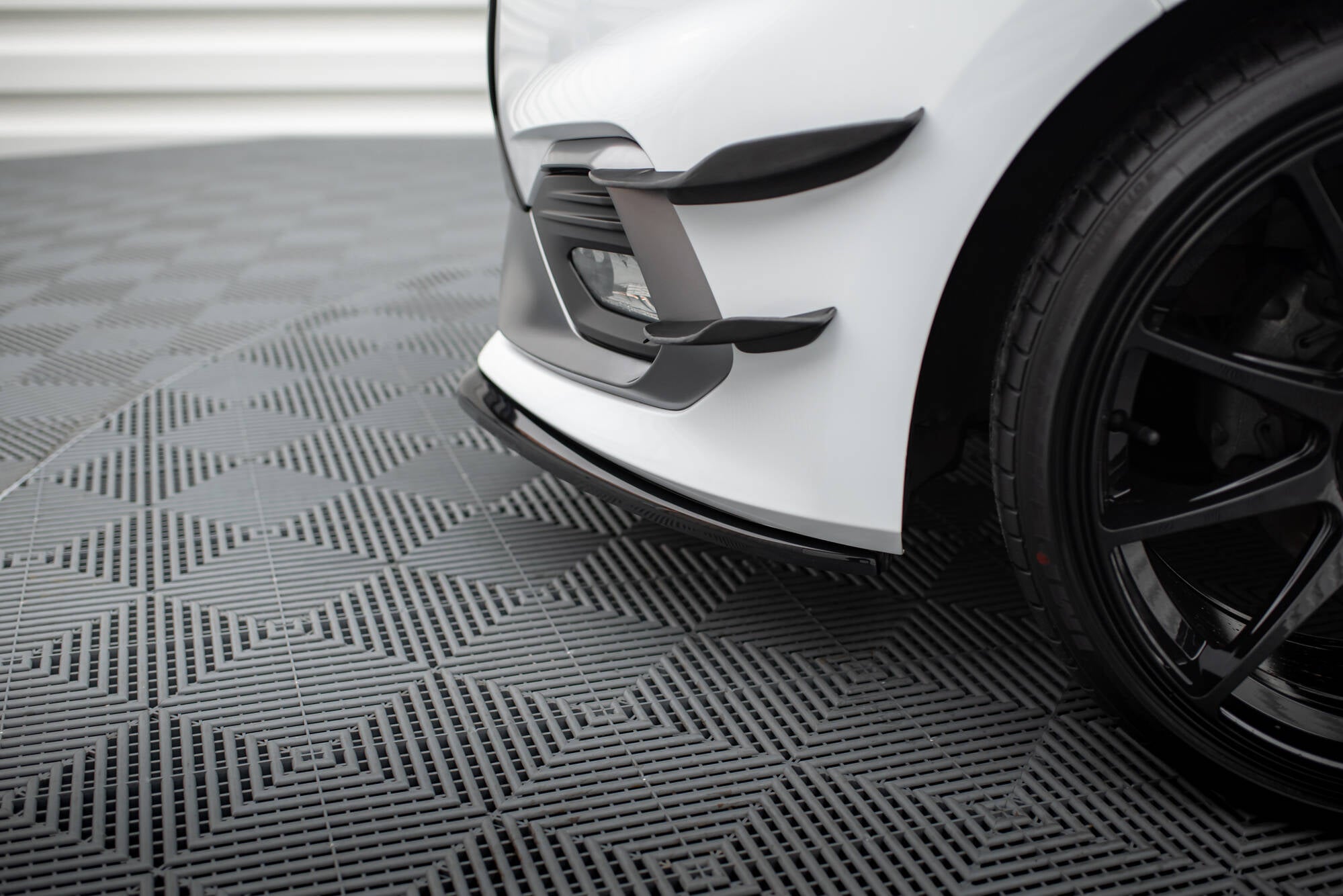 Maxton Design Street+ Spoilerlippe Front Ansatz V.3 passend für Ford Fiesta Mk8 ST / ST-Line schwarz Hochglanz