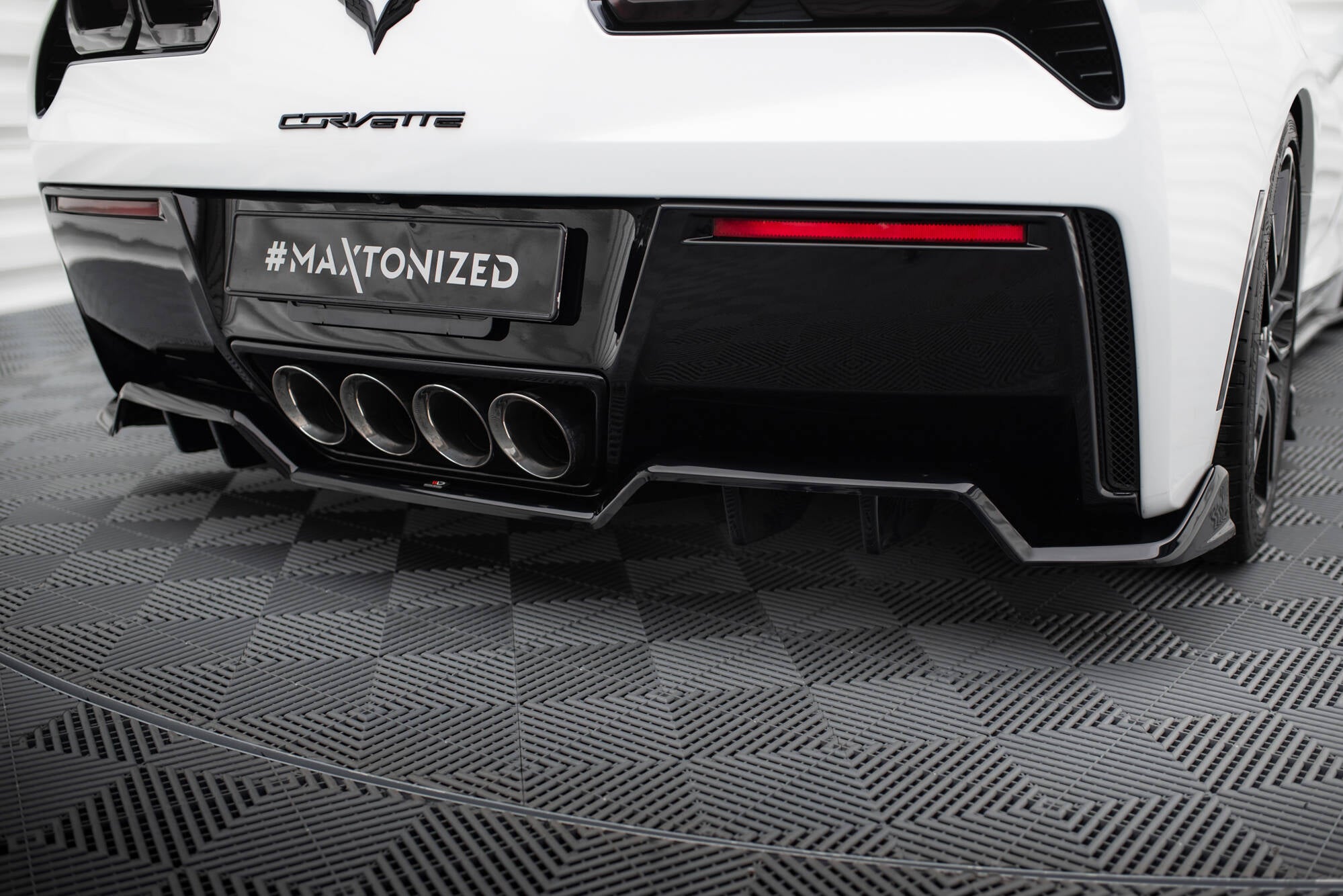 Maxton Design Mittlerer Diffusor Heck Ansatz DTM Look passend für Chevrolet Corvette C7 schwarz Hochglanz
