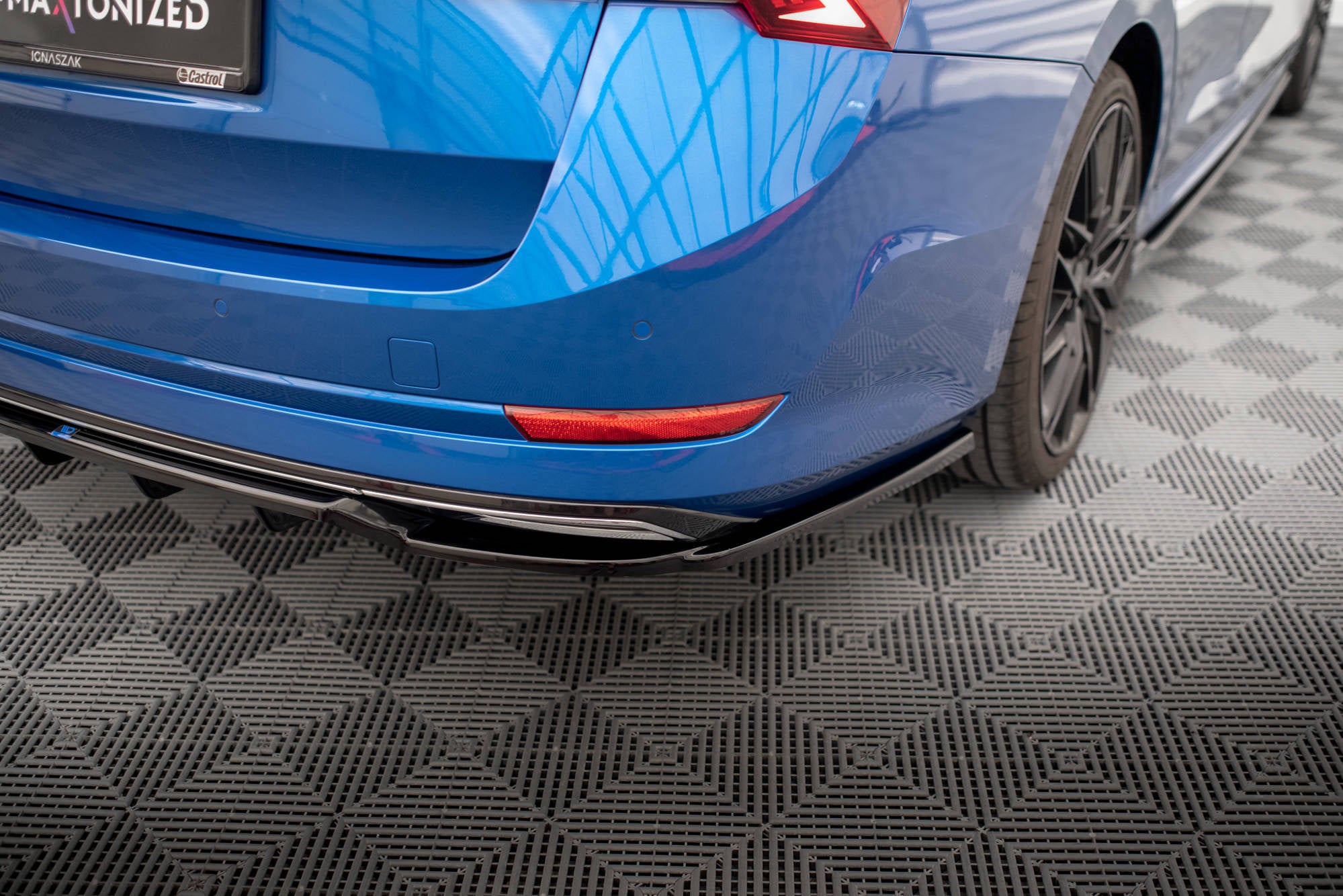 Maxton Design Street+ Mittlerer Diffusor RACE passend für Skoda Octavia Sportline Mk4 schwarz Hochglanz