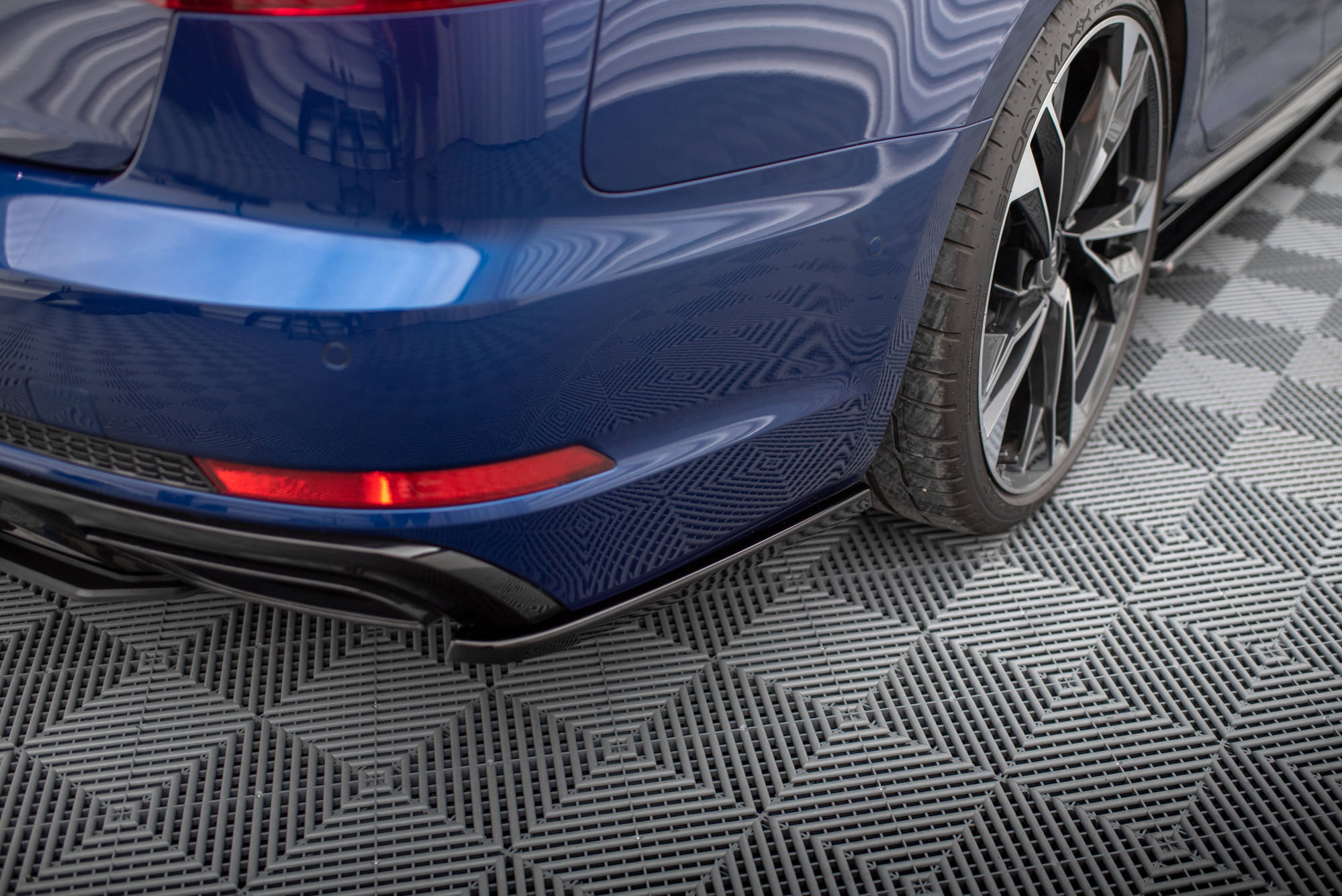 Maxton Design Heck Ansatz Flaps Diffusor passend für Audi A4 Competition B9 schwarz Hochglanz