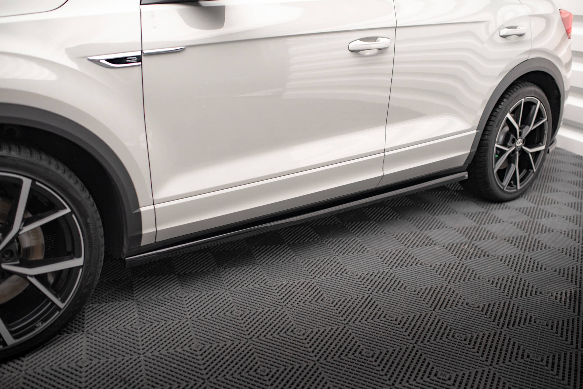 Maxton Design Street+ Seitenschweller Leisten passend für VW T-Roc R / R-Line Mk1 schwarz Hochglanz