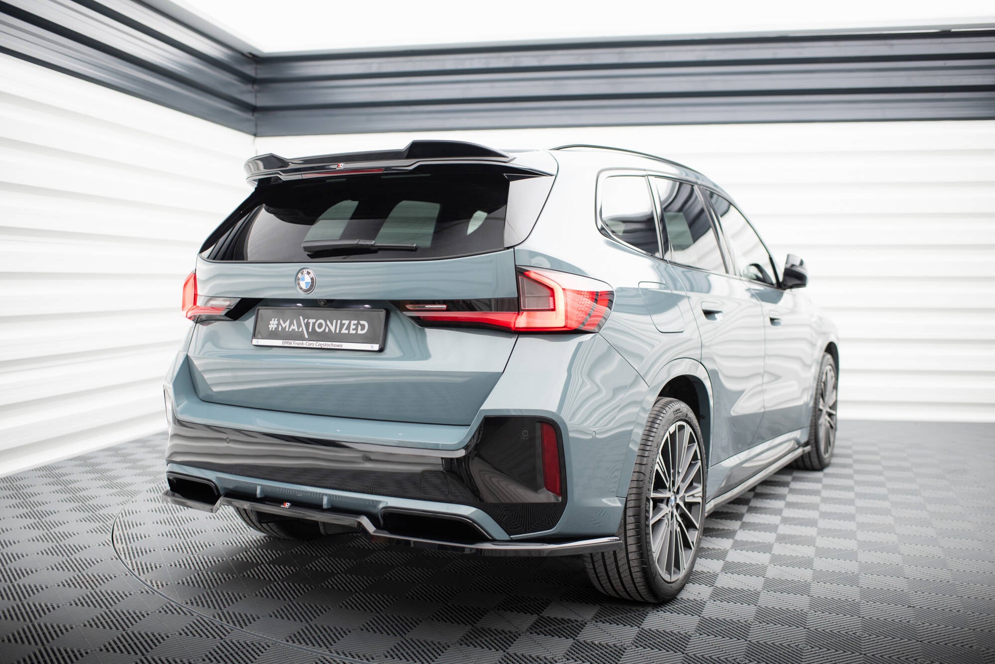 Maxton Design Street+ Mittlerer Diffusor RACE passend für BMW X1 M-Paket U11 schwarz Hochglanz