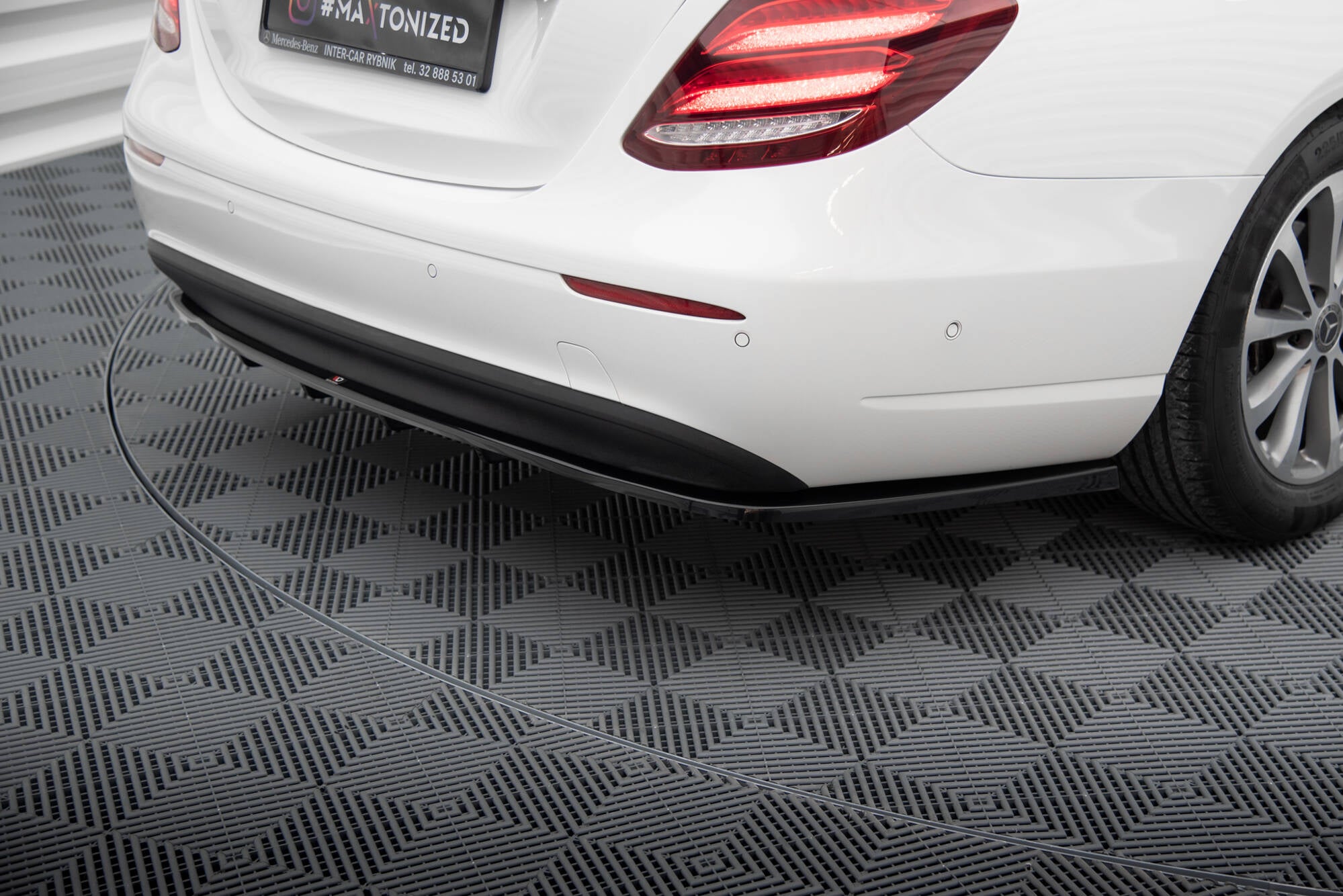 Maxton Design Street+ Mittlerer Diffusor RACE passend für Mercedes-Benz E W213 schwarz Hochglanz