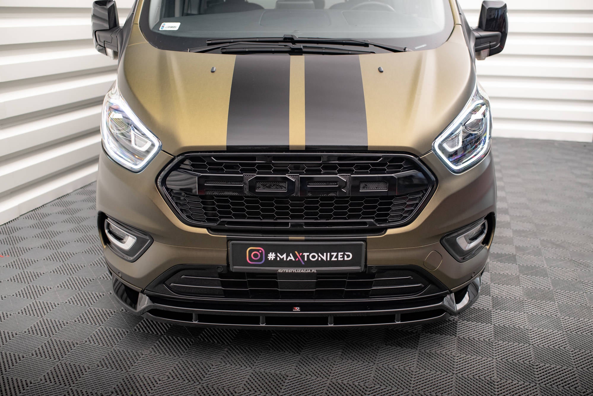 Maxton Design Street+ Spoilerlippe Front Ansatz V.2 passend für Ford Transit Custom Mk1 Facelift / Tourneo Custom Mk1 Facelift schwarz Hochglanz