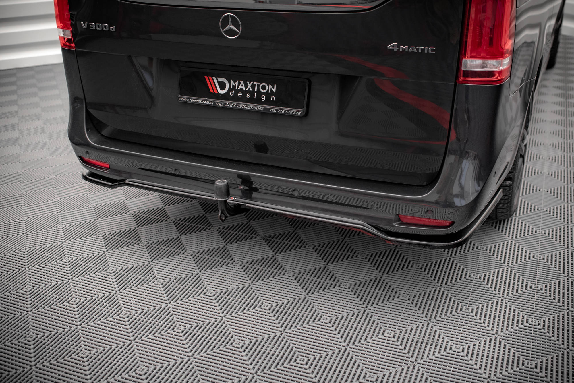 Maxton Design Street+ Mittlerer Diffusor RACE passend für Mercedes-Benz V-Klasse AMG-Line W447 Facelift schwarz Hochglanz
