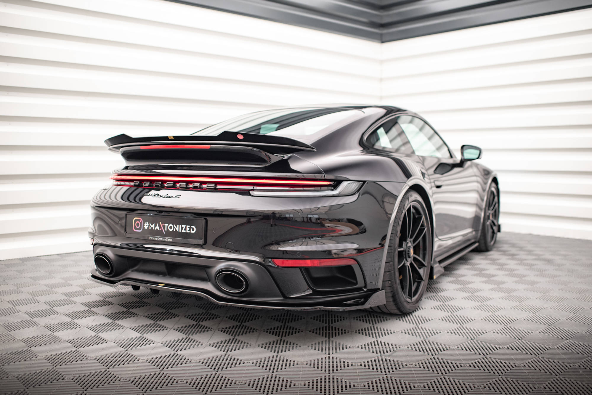 Maxton Design Street+ Mittlerer Diffusor RACE passend für Porsche 911 Turbo S 992 schwarz Hochglanz