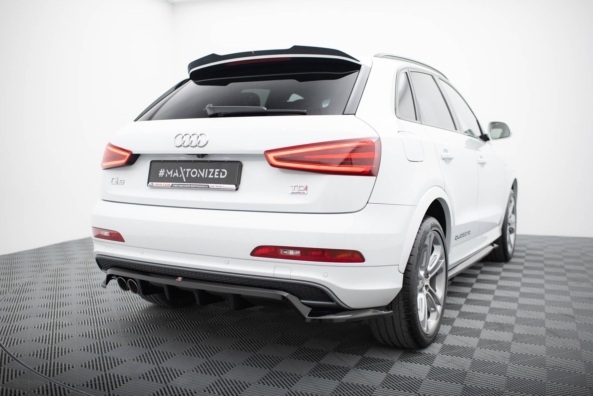 Maxton Design Street+ Mittlerer Diffusor RACE passend für Audi Q3 S-line 8U schwarz Hochglanz