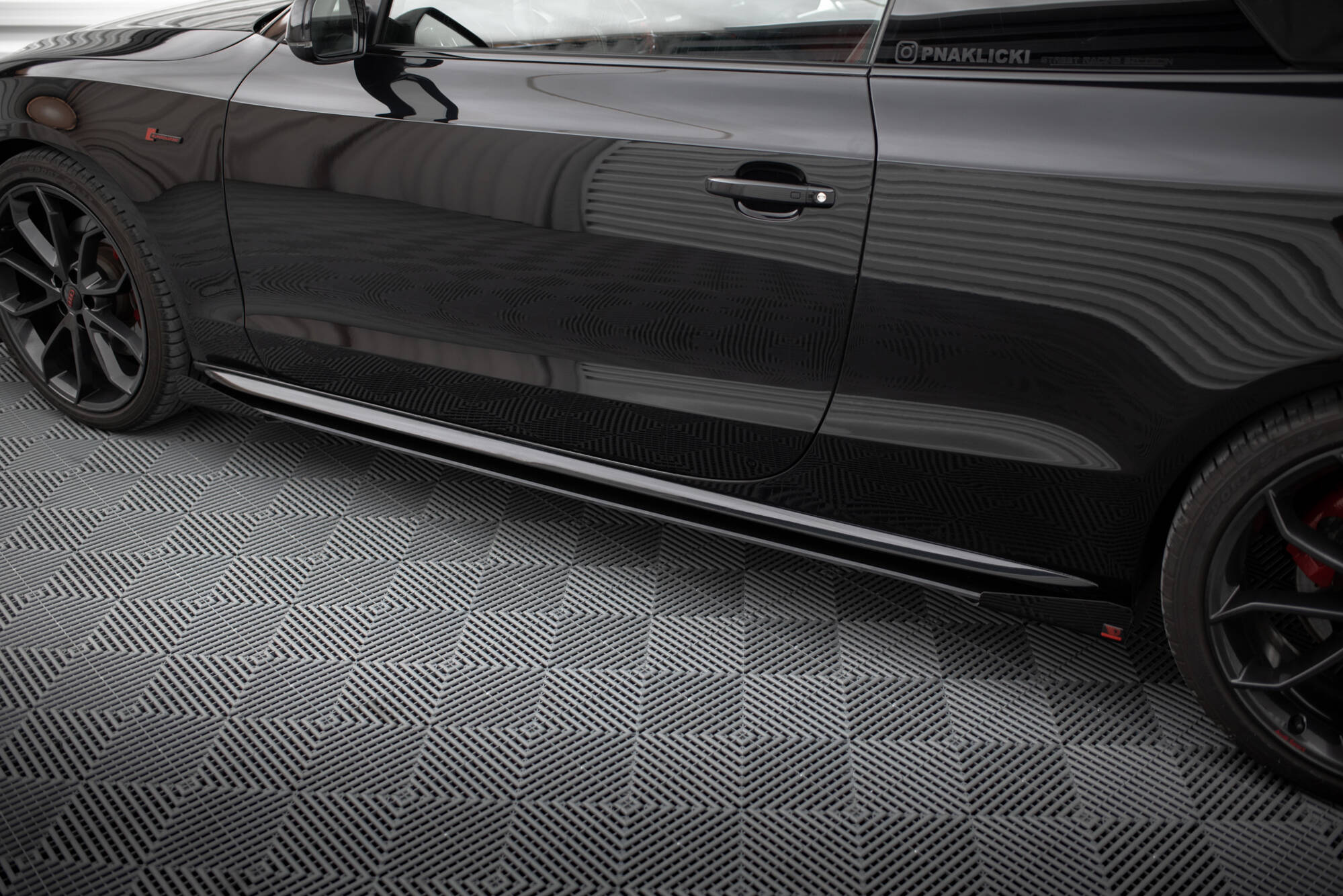 Maxton Design Street Pro Street+ Seitenschweller Leisten + Flaps passend für Audi A5 / A5 S-Line / S5 Coupe / Cabrio 8T / 8T Facelift schwarz Hochglanz