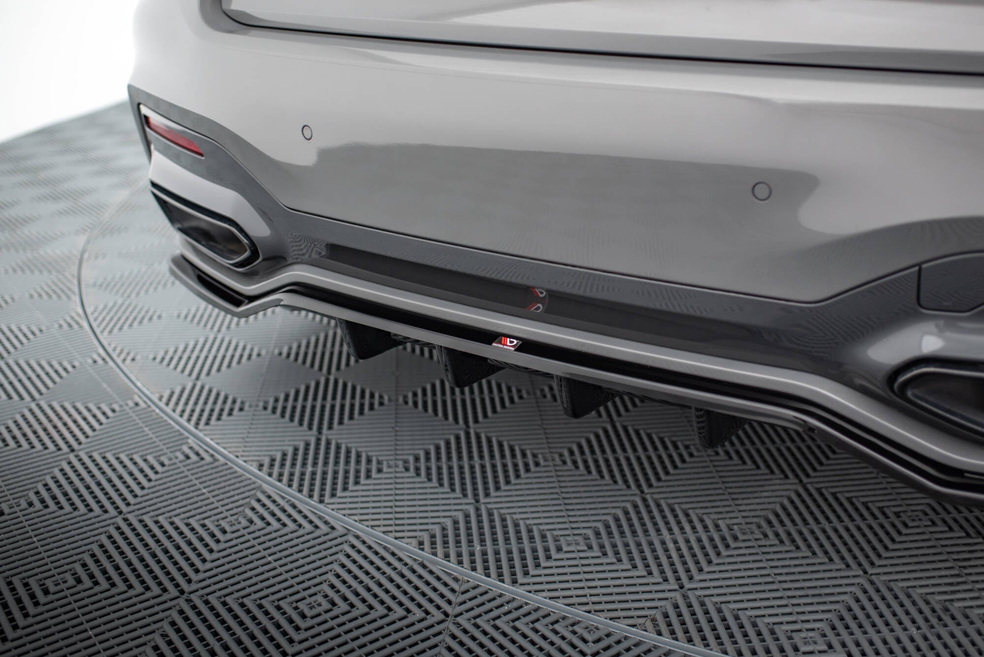 Maxton Design Street+ Mittlerer Diffusor RACE V.2 passend für BMW 7 M-Paket G11 / G12 Facelift schwarz Hochglanz