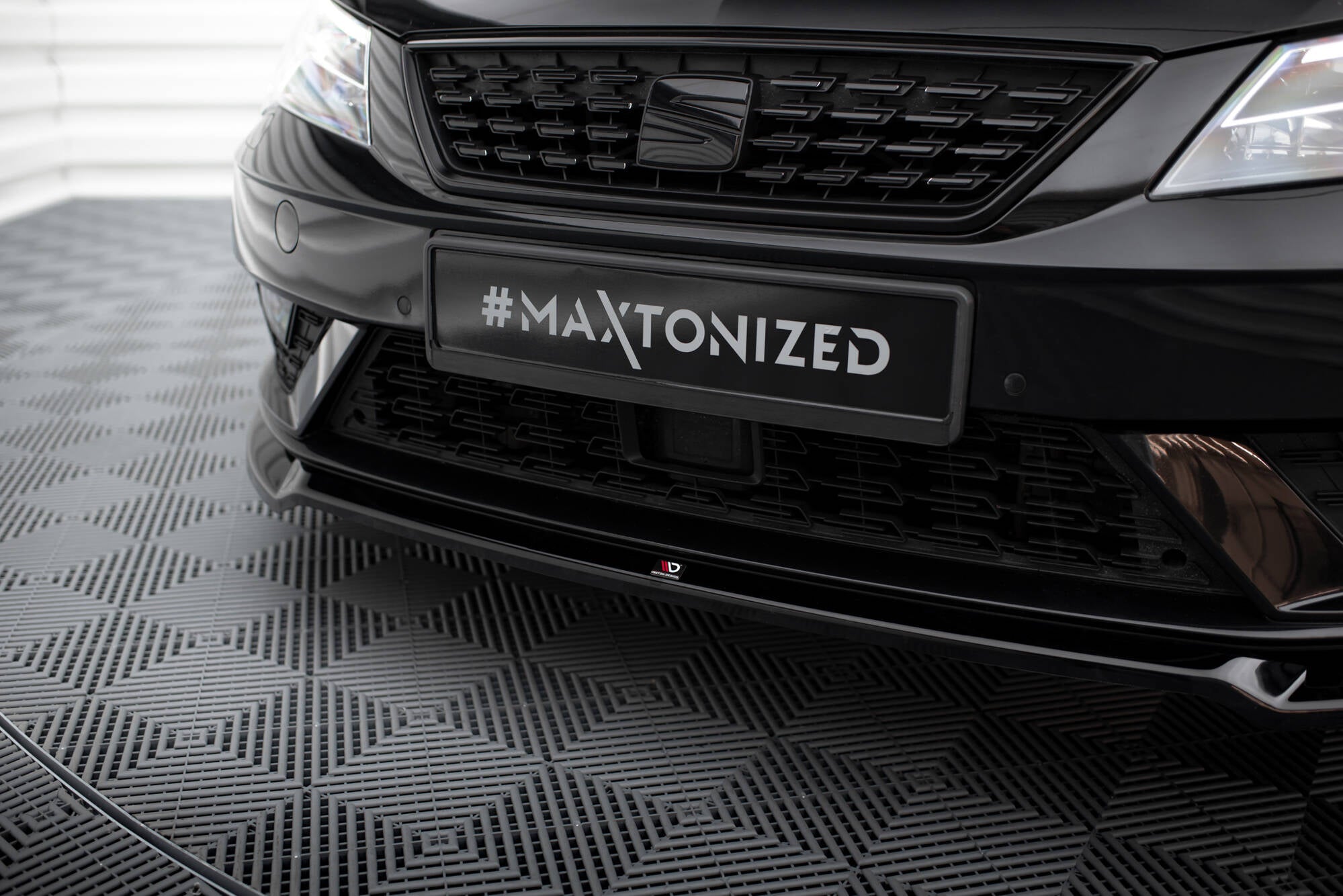 Maxton Design Street+ Spoilerlippe Front Ansatz V.2 passend für Seat Leon Mk3 Facelift schwarz Hochglanz