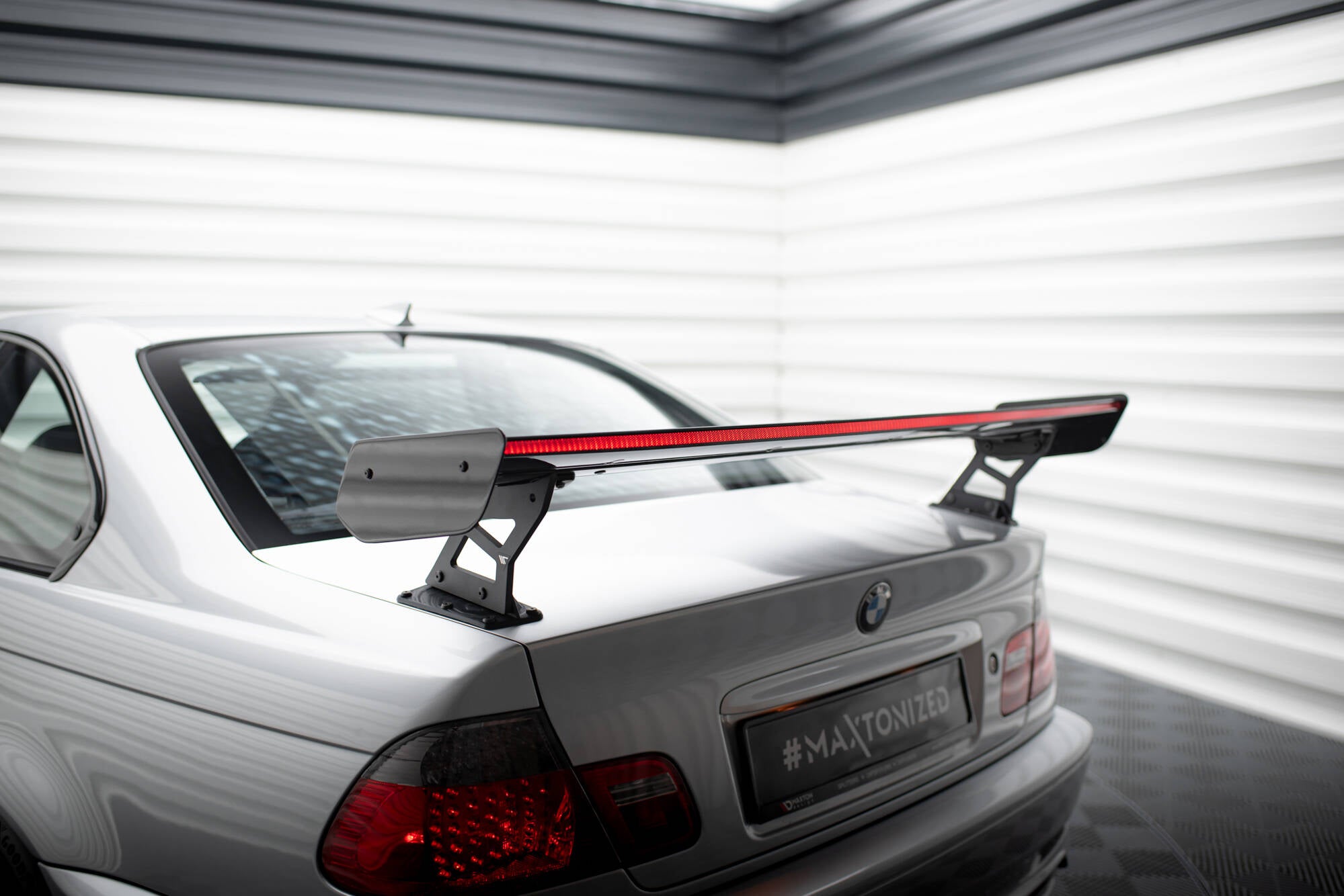 Maxton Design Carbon Spoiler With External Brackets Uprights + LED BMW 3er Coupe E46 für BMW 3er E46