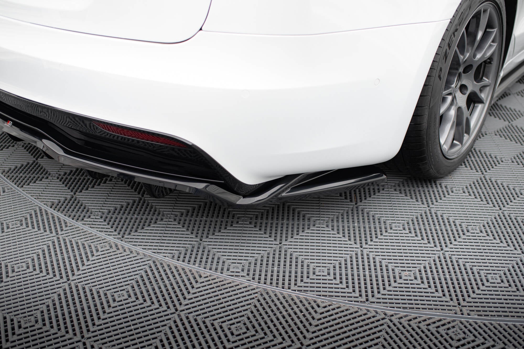 Maxton Design Street+ Mittlerer Diffusor RACE V.2 passend für Tesla Model S Plaid Mk1 Facelift schwarz Hochglanz