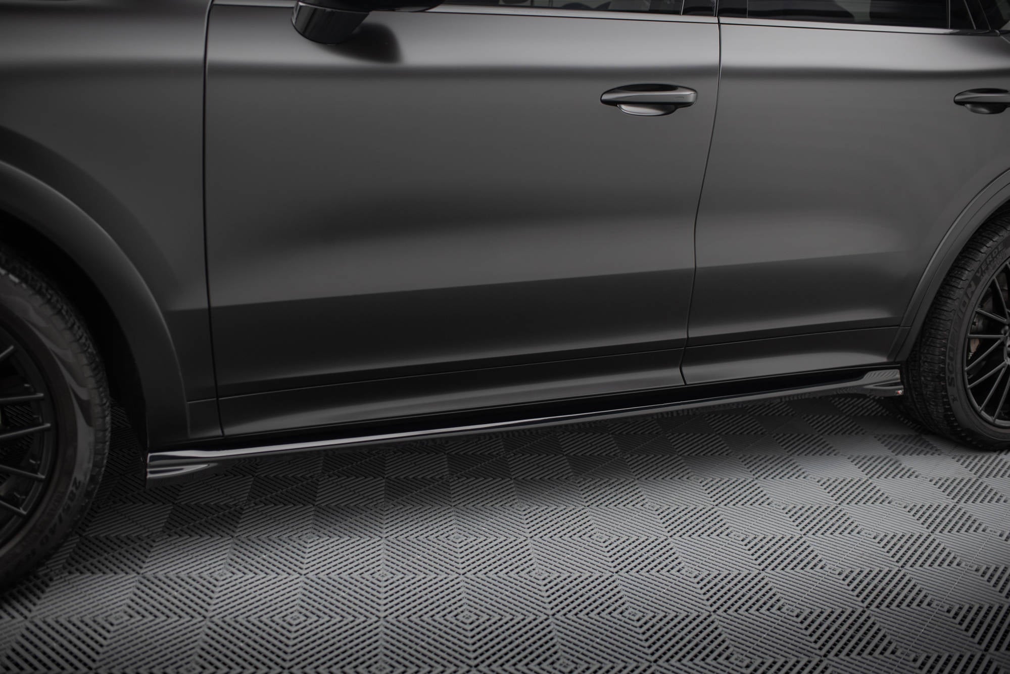 Maxton Design Street+ Seitenschweller Leisten passend für V.1 passend für Porsche Cayenne SUV / Coupe Mk3 Facelift schwarz Hochglanz