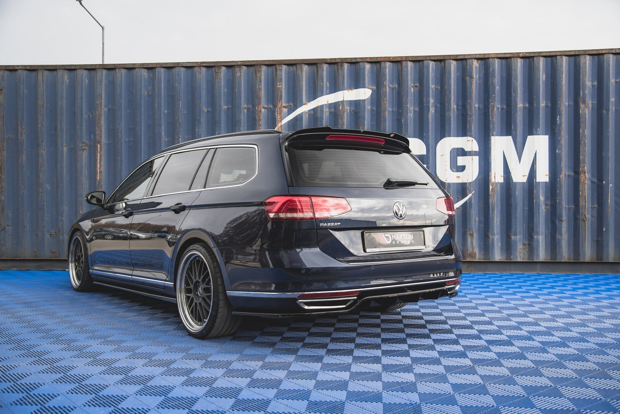 Maxton Design Street+ Mittlerer Diffusor RACE passend für VW Passat B8 schwarz Hochglanz