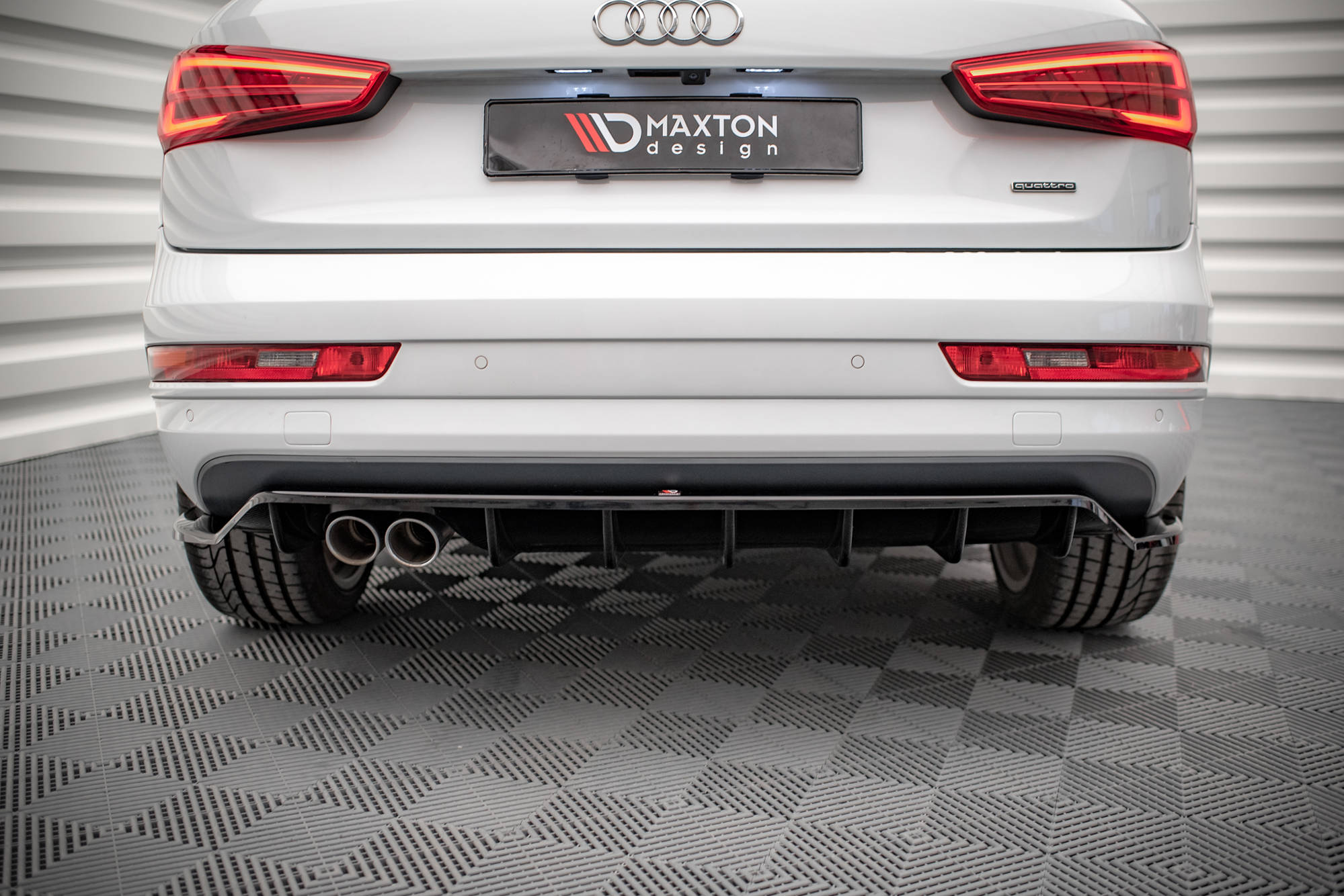 Maxton Design Street+ Mittlerer Diffusor RACE passend für Audi Q3 Sport 8U Facelift schwarz Hochglanz