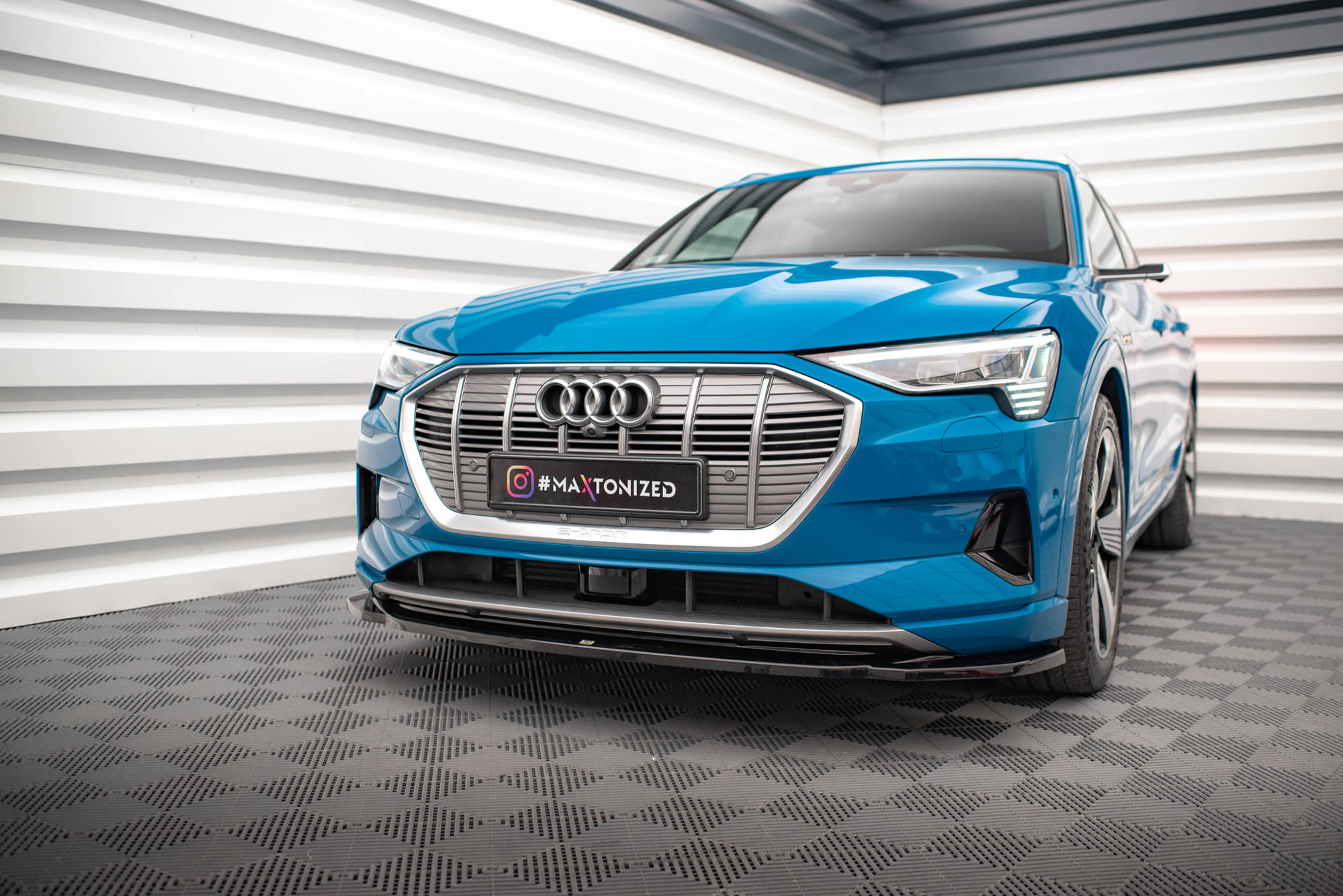 Maxton Design Street+ Spoilerlippe Front Ansatz V.1 passend für Audi e-tron schwarz Hochglanz