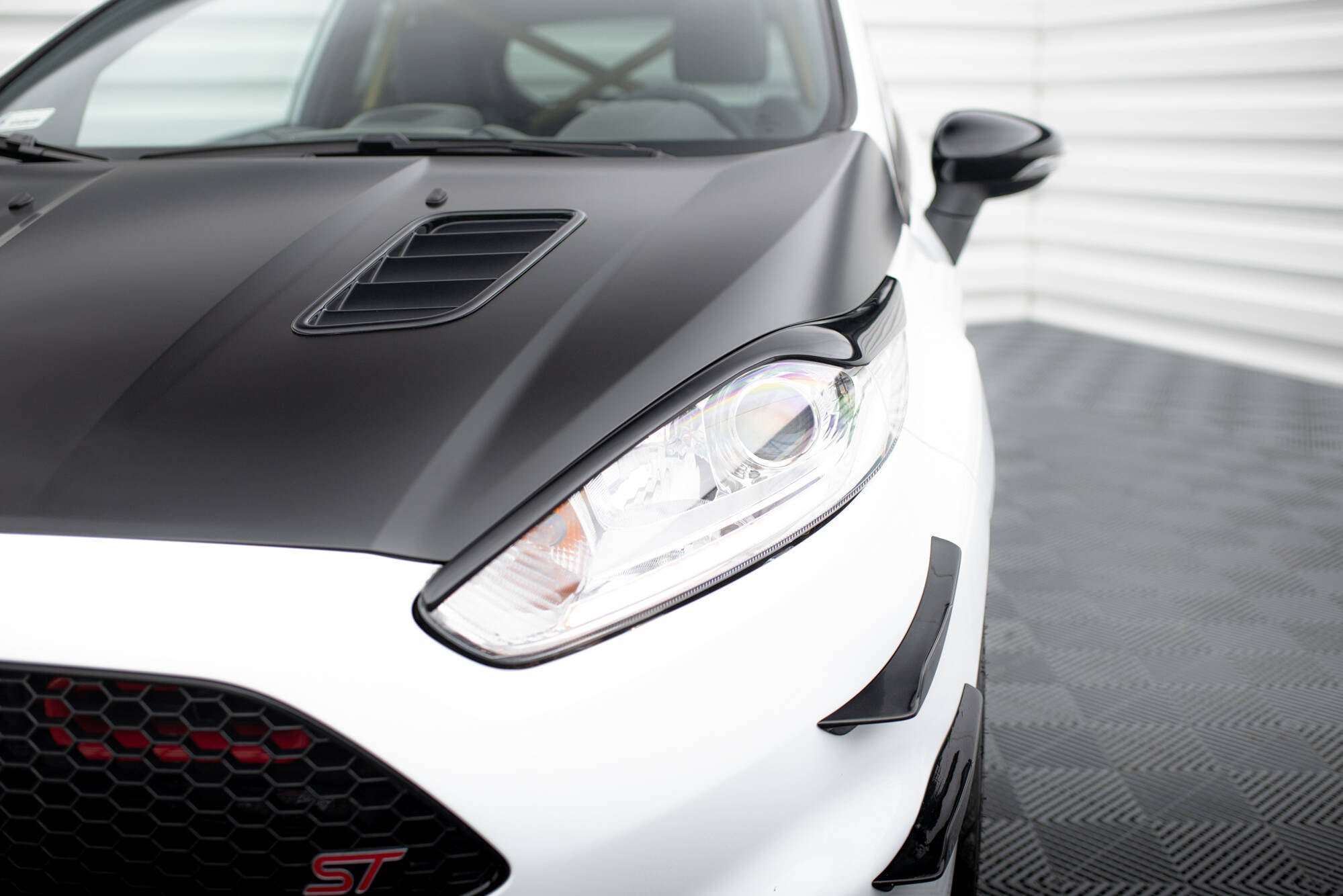 Maxton Design Scheinwerfer Blenden Böser Blick V.2 passend für Ford Fiesta ST / ST-Line / Standard Mk7 FL schwarz Hochglanz